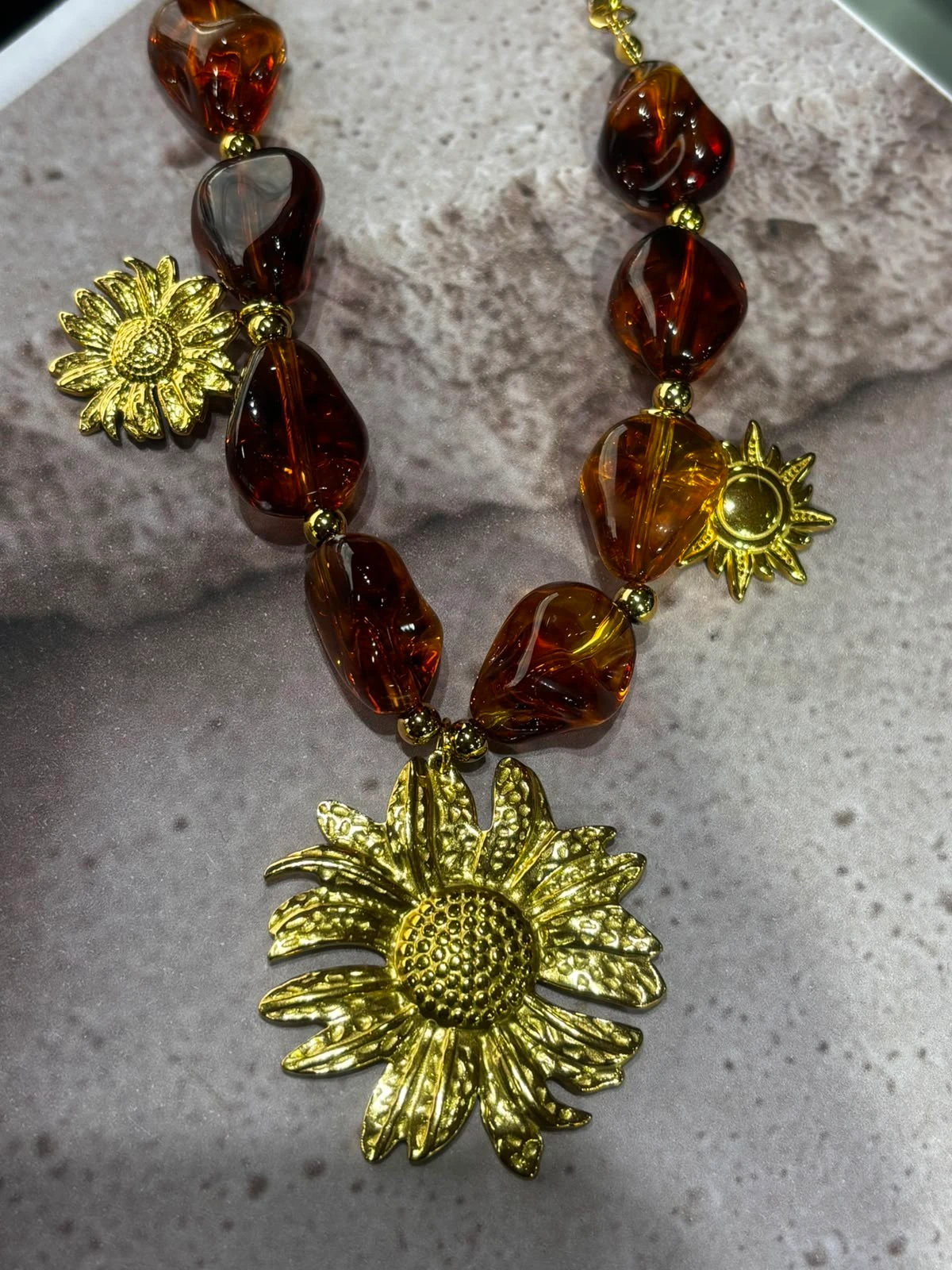 collar girasol acero con enchape en oro 