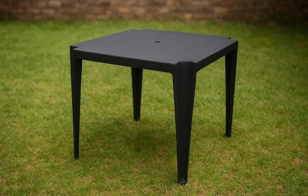 MESA DE PLÁSTICO CUADRADA 70CM X 70CM 