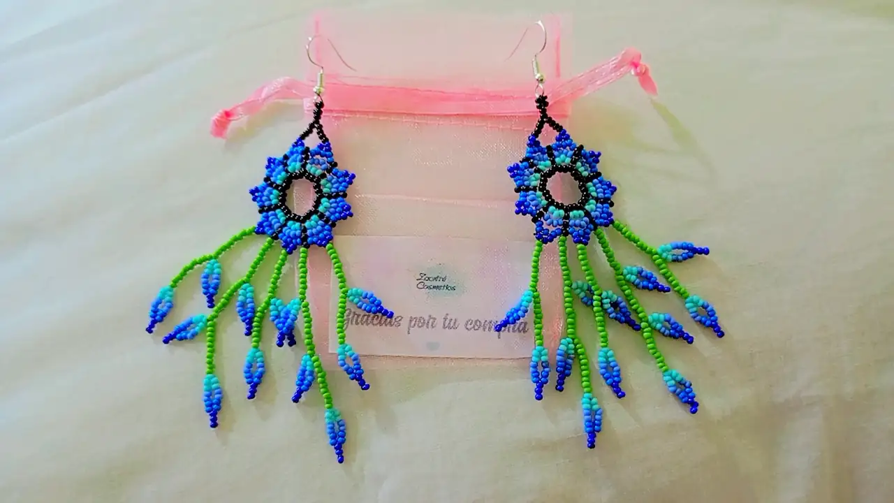 Flor larga con hojas 