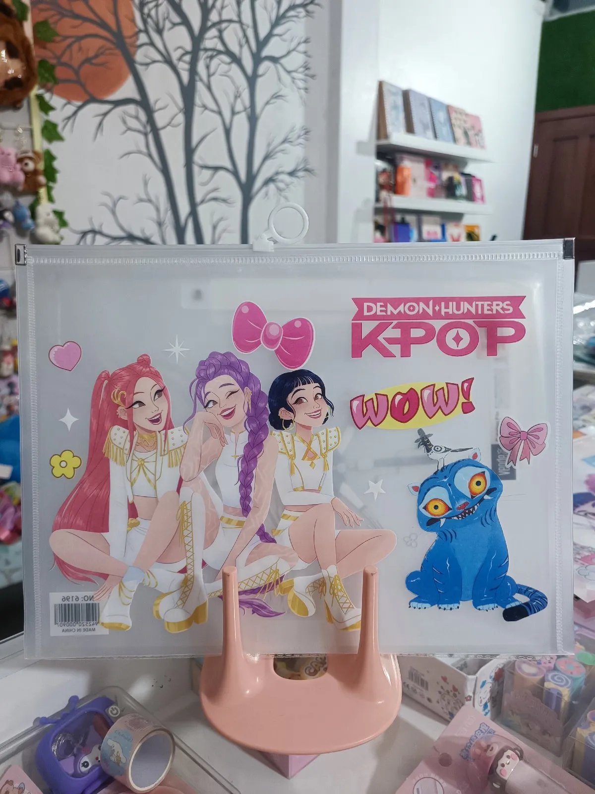 Carpeta tipo sobre. HUNTRIX. Guerreras Kpop