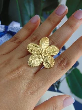 ANILLO ACERO DOR FLOR PLANA TALLADA PISTILOS