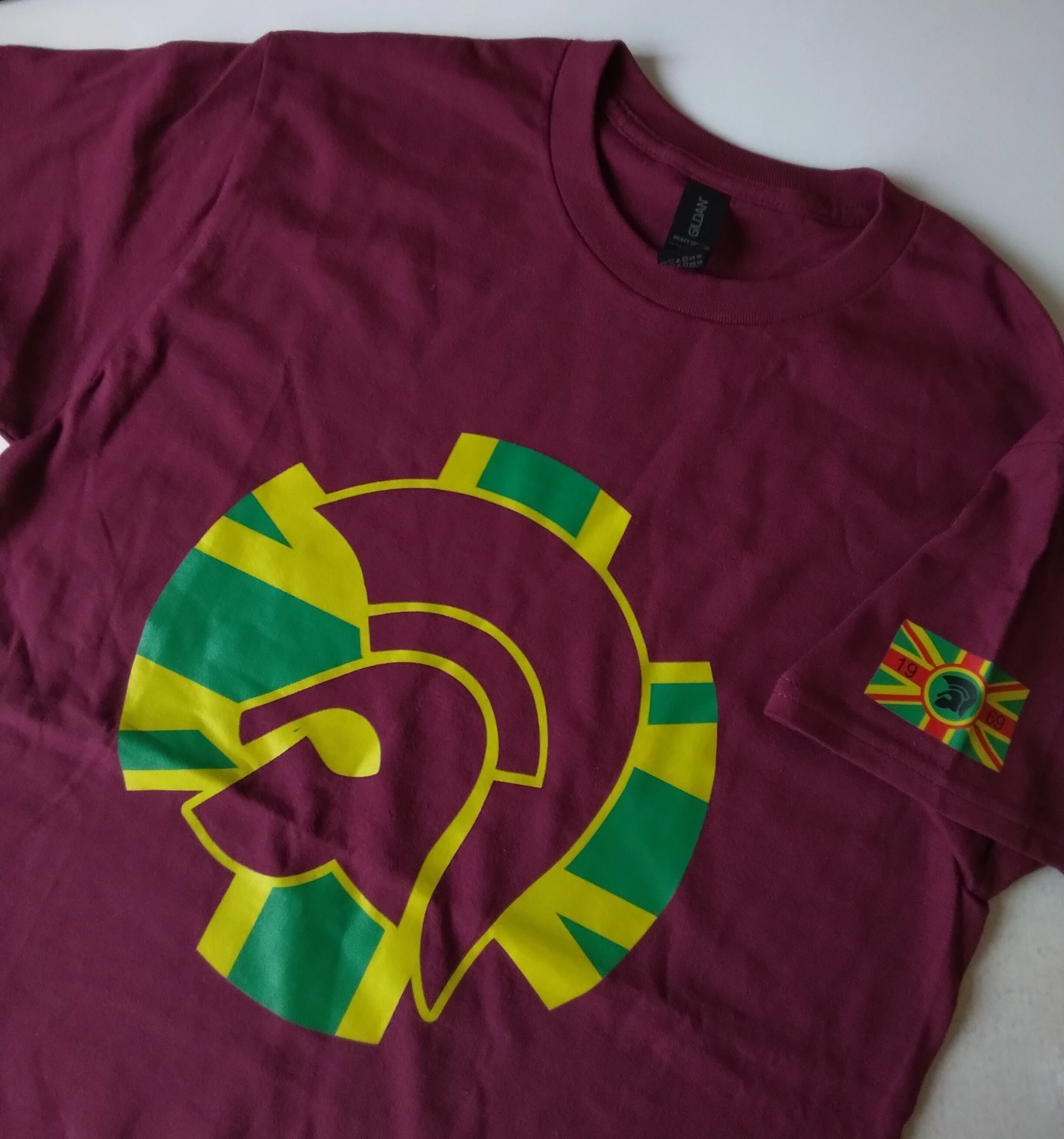 Camiseta estampada vinotinto trojan