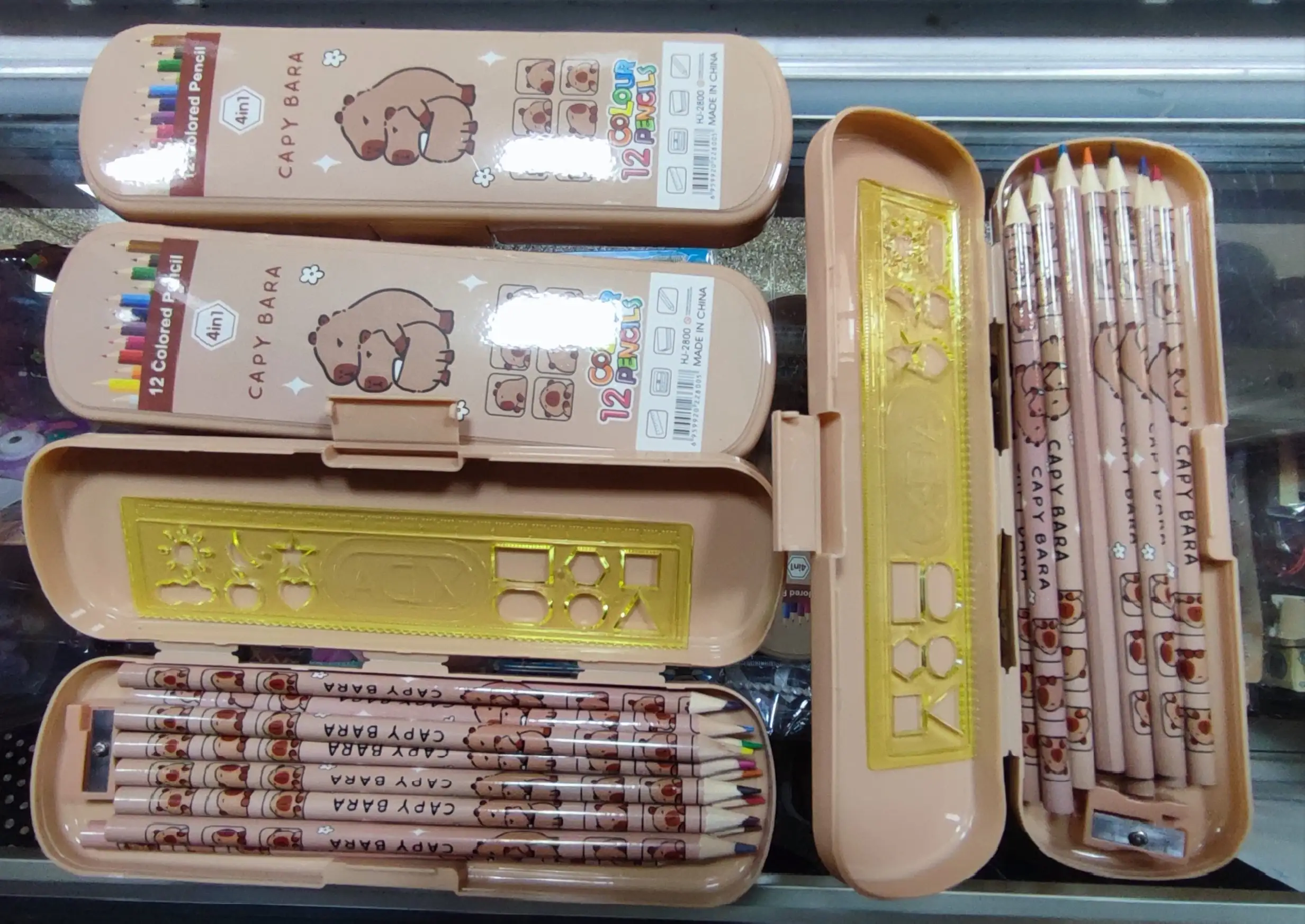Estuche capibara + útiles 