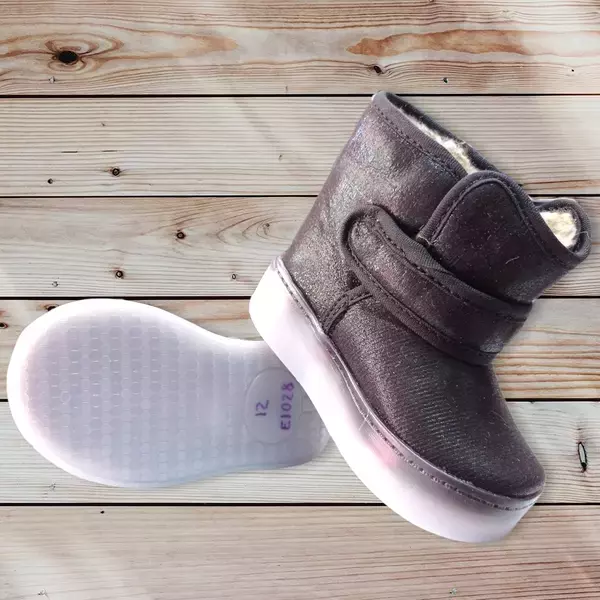 Bota negra de piel para niña.  3