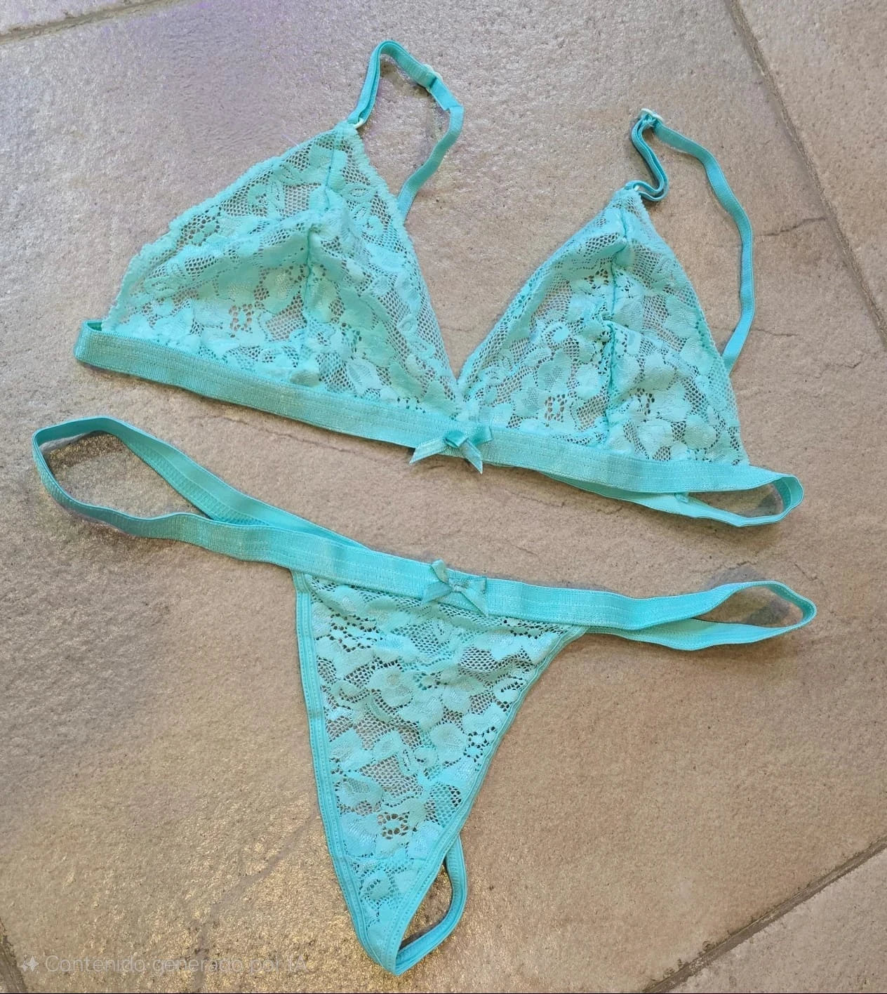 CONJUNTO DE PUNTILLA CON TIRAS ANCHAS