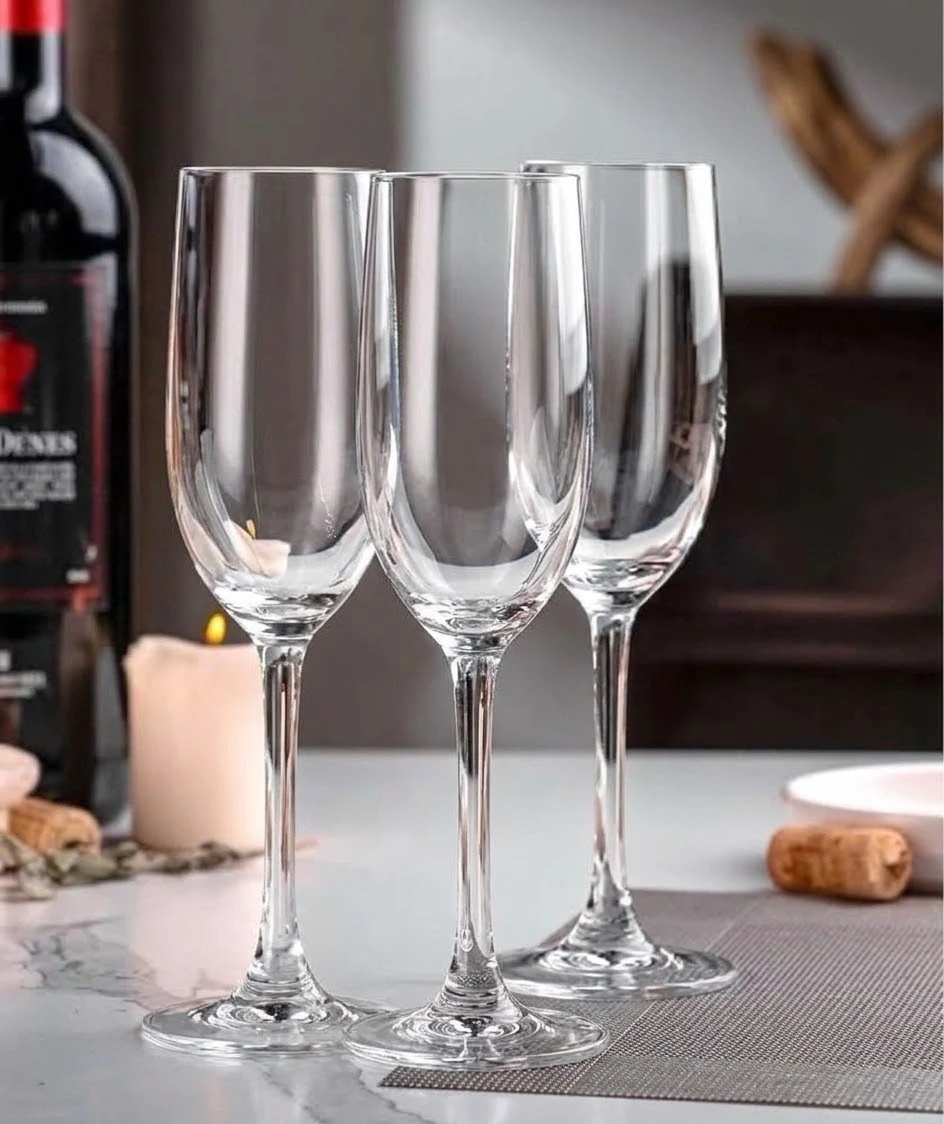 Trio de copas de cristal  para champage o vino blanco. 