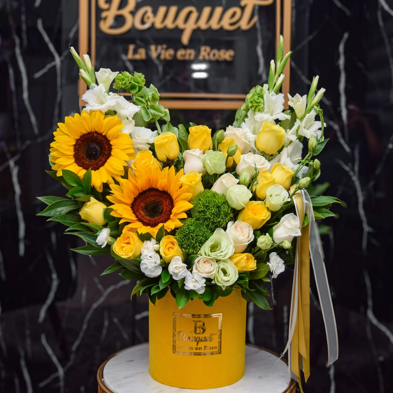 Redondo de rosas y girasoles 