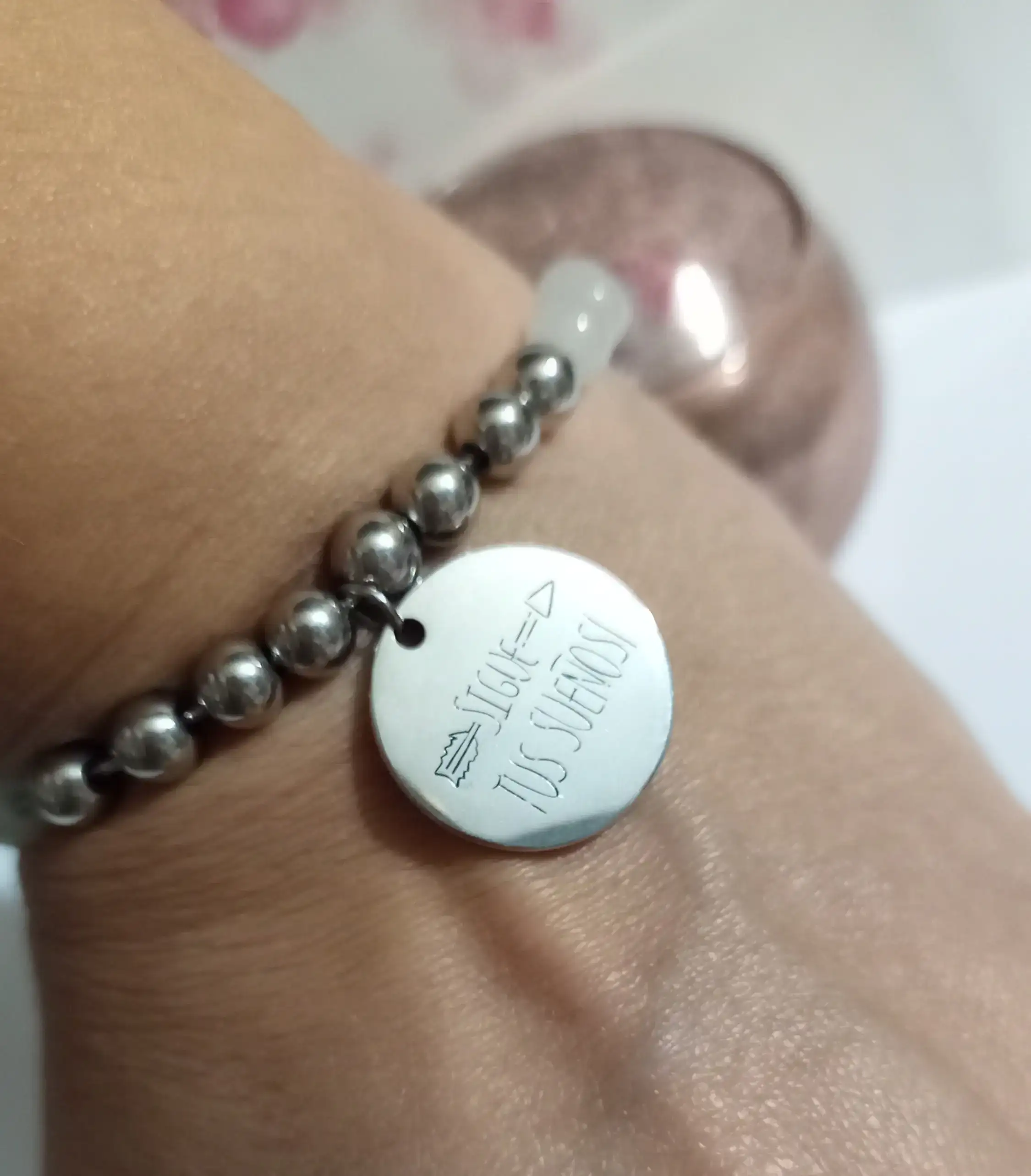💜PULSERA AJUSTABLE CON BOLITAS Y DIJE "sigue tus sueños