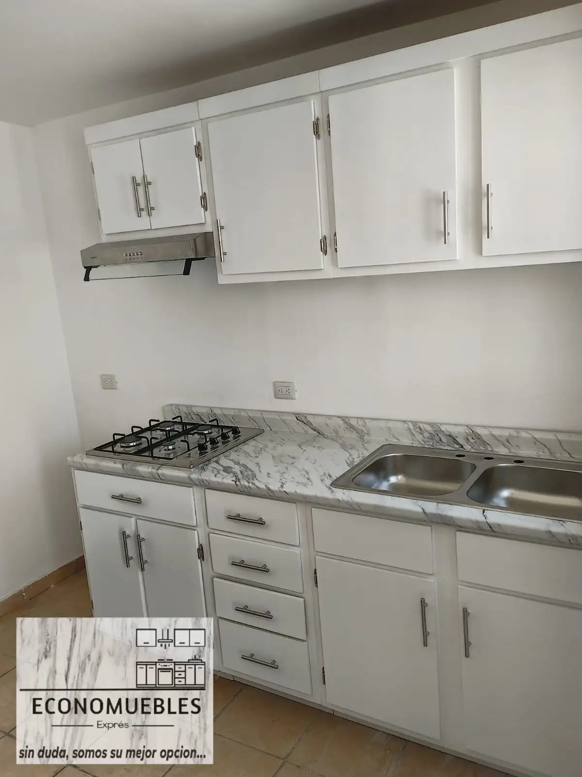 Cocina blanca con mueble para parrilla