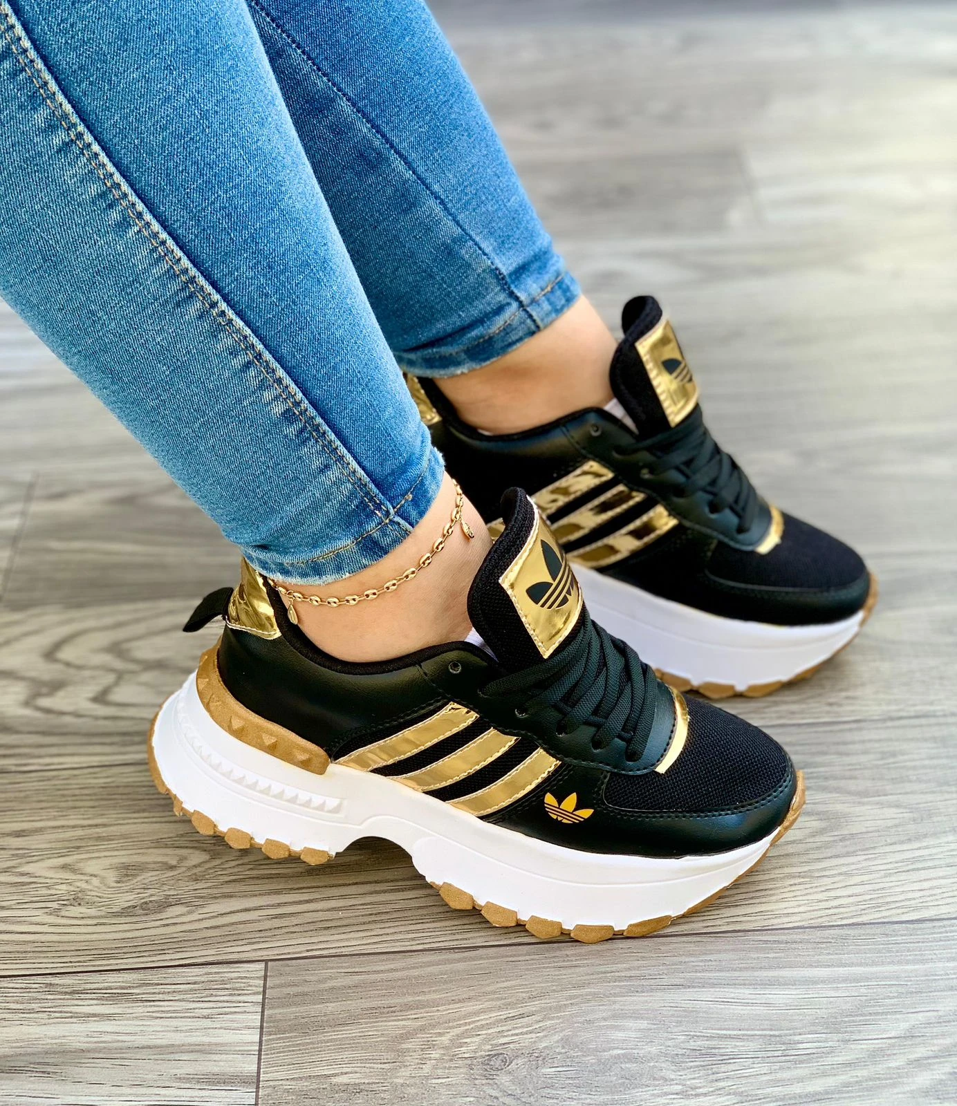 Tenis negro Dorado