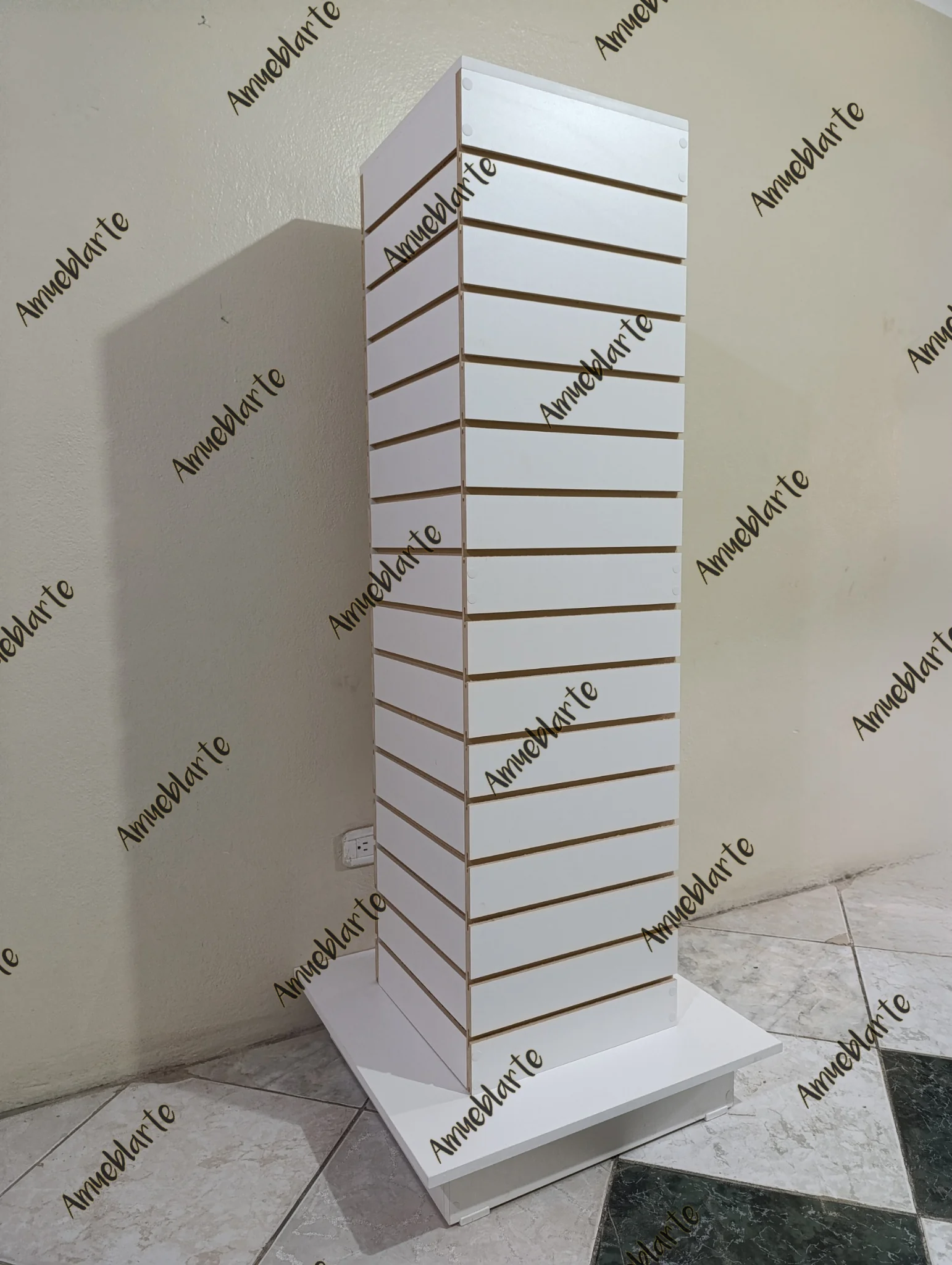 Torre 4 caras de panel ranurado  2