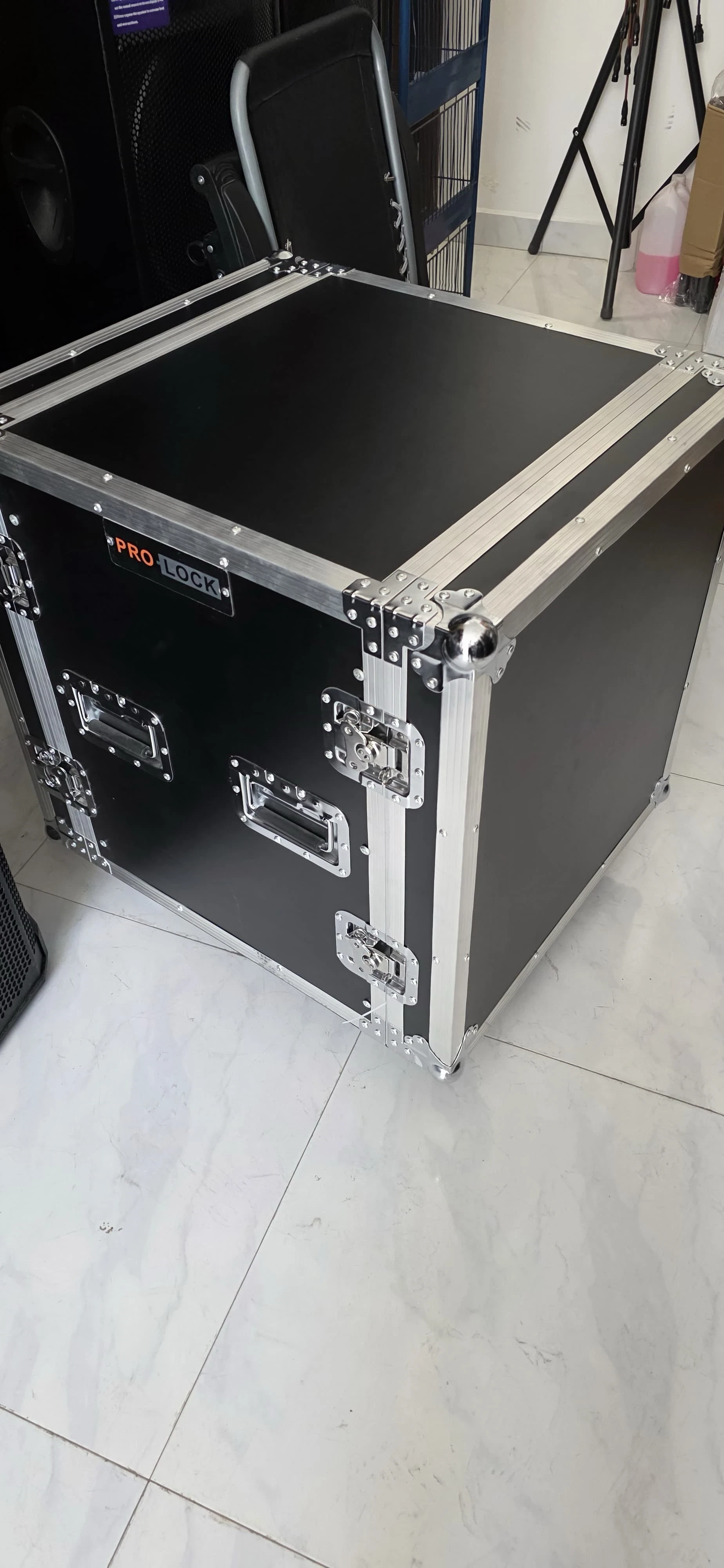 📦RACK PARA PODER 12U📦 (12 espacios) PA/DJ Road/Rack Case🔊🔊       PRECIO:  2780BS.💸     ENVIOS A TODA BOLVIA 🇧🇴  La funda de vuelo PRO LOCK  está diseñada para satisfacer las necesidades de músicos y profesionales de audio profesional. La caja del estante viene con madera contrachapada reforzada con aluminio y esquinas de metal para proteger tu equipo cuando estás en movimiento. Está equipado con espacio en rack de 12U y una profundidad estándar de 21 pulgadas.  Sus cubiertas delanteras y traseras extraíbles proporcionan un acceso fácil y máximo a los rieles del rack. Mejor aún, sus cierres giratorios resistentes mantienen tus engranajes firmemente bloqueados y sus asas de goma junto con ruedas hacen que sea fácil de transportar. 4