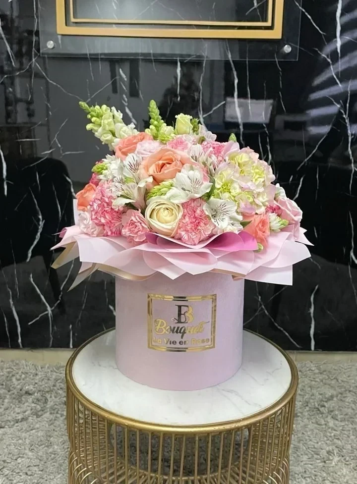 Bouquet mediano con flores surtidas y papeles 