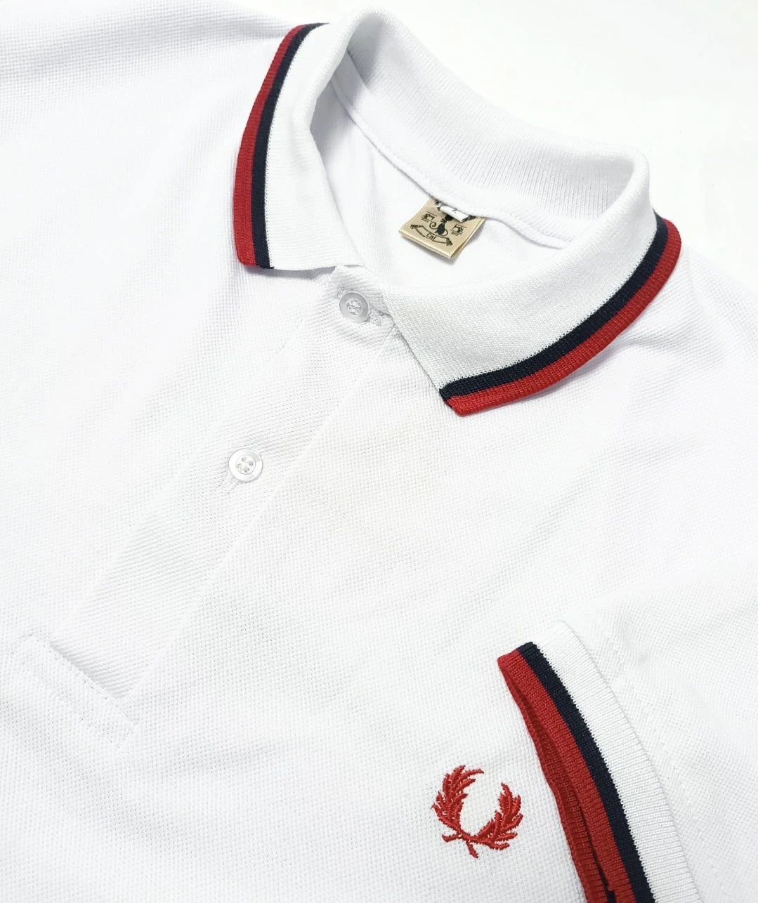 Camisa polo blanca con linea negra y roja 