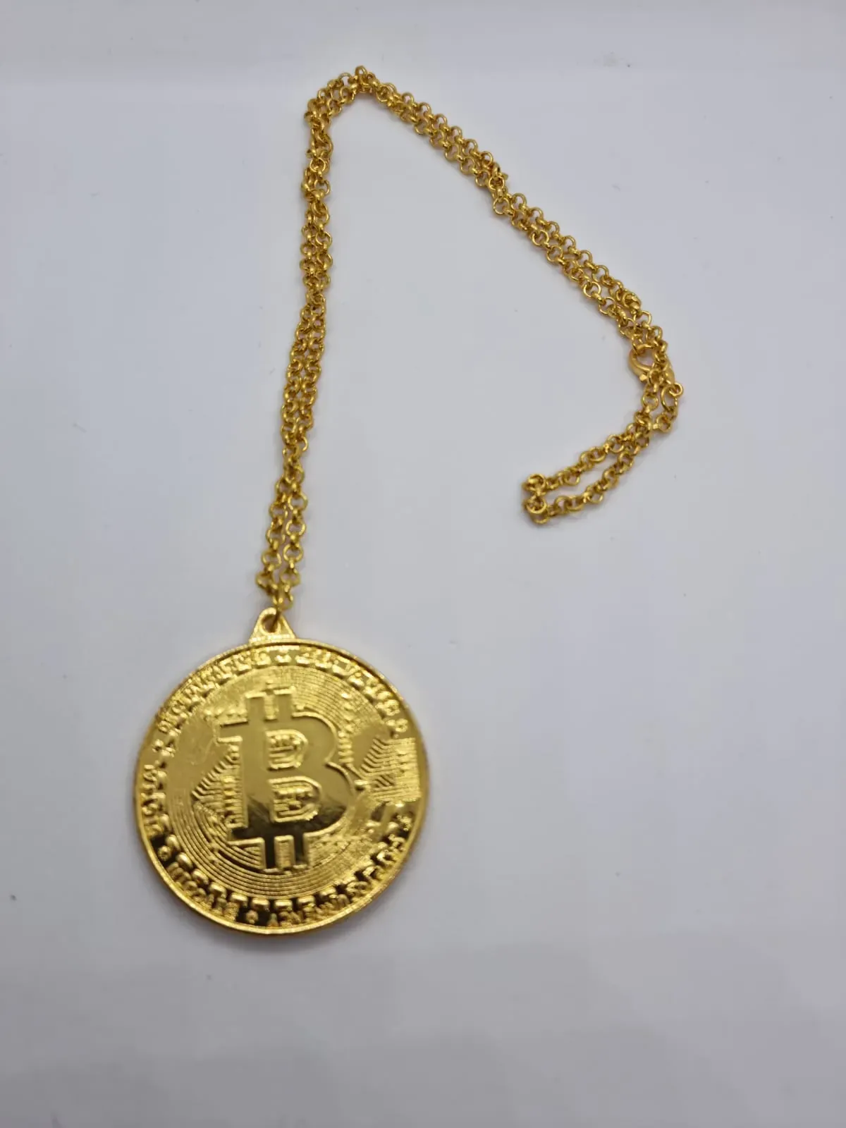 COLLAR BITCOIN DORADO 
