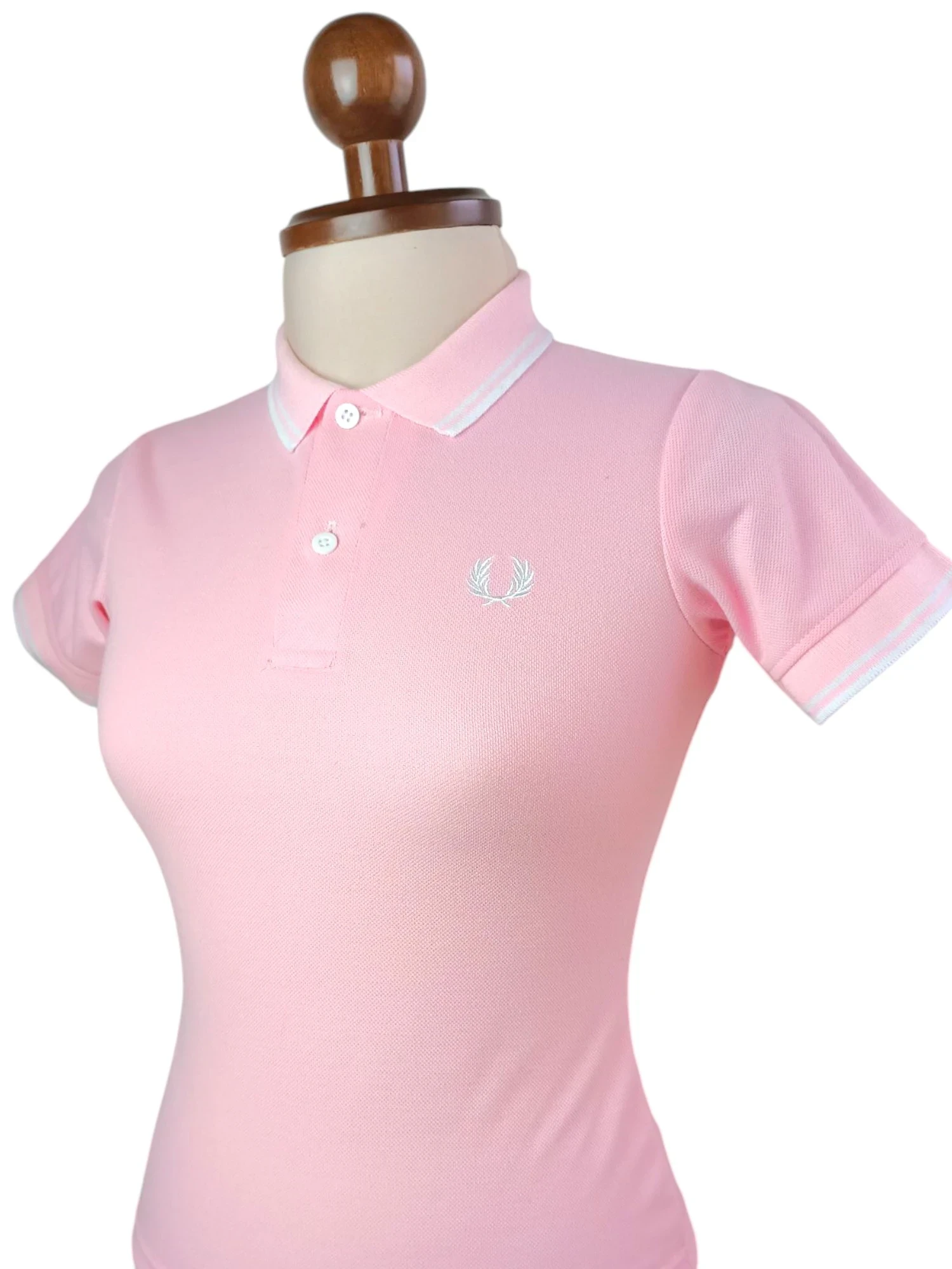 Camisa polo rosada con línea blanca