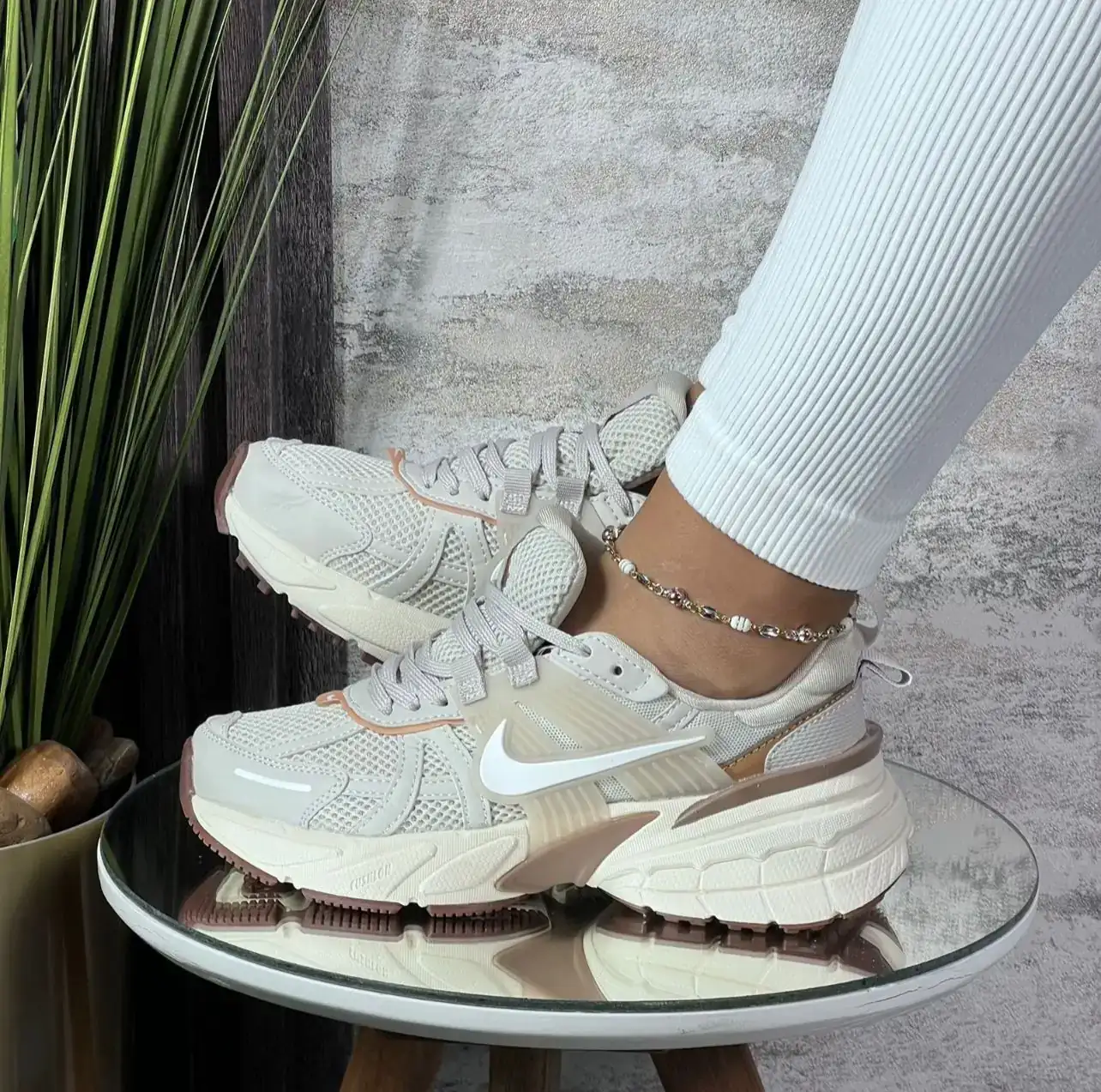 NIKE VOMERO BEIGE DAMA  2