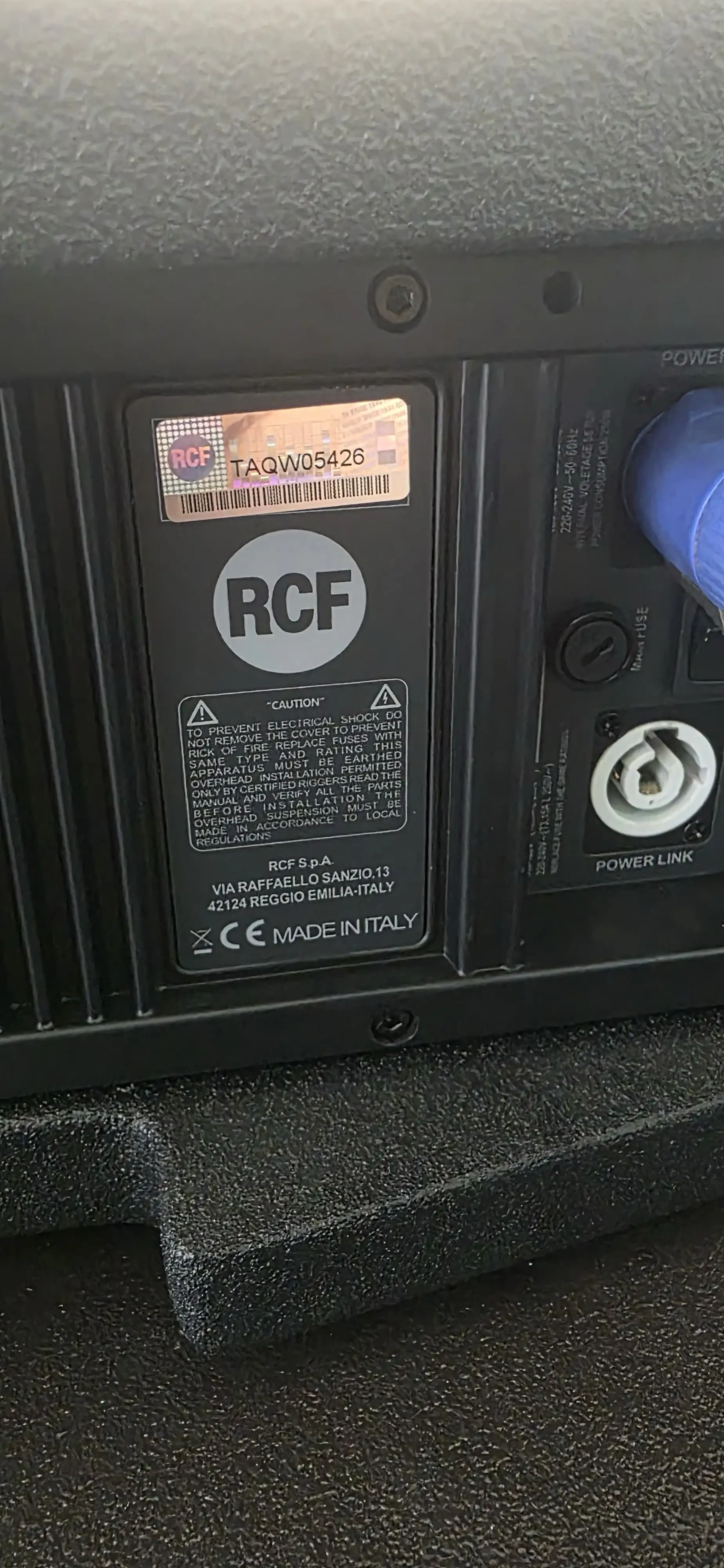 RCF HDL 20-A MODULO ACTIVO ARRAY   ☺️ COCHABAMBA-BOLIVIA  Módulo Line Array activo de 1400 W, 2×10″ con controlador de compresión de 3″, sección de entrada controlada por DSP y gabinete compuesto reforzado con madera. 4