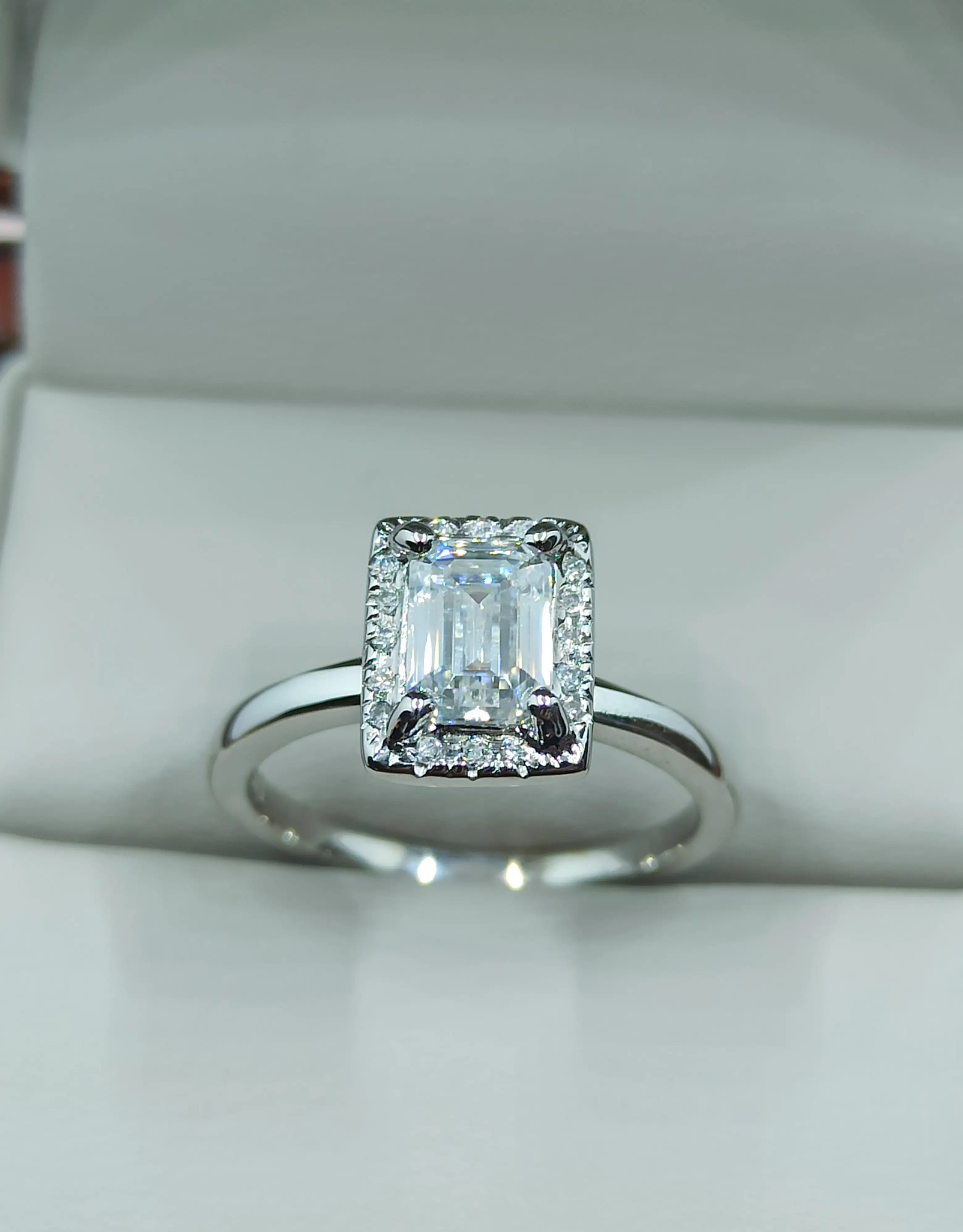 Anillo Halo esmeralda