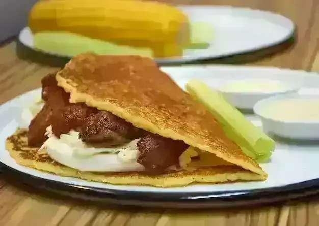 Cachapa con chicharrón