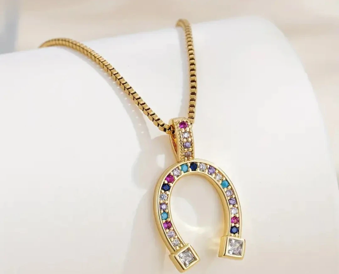 Dije con cadena Herradura 