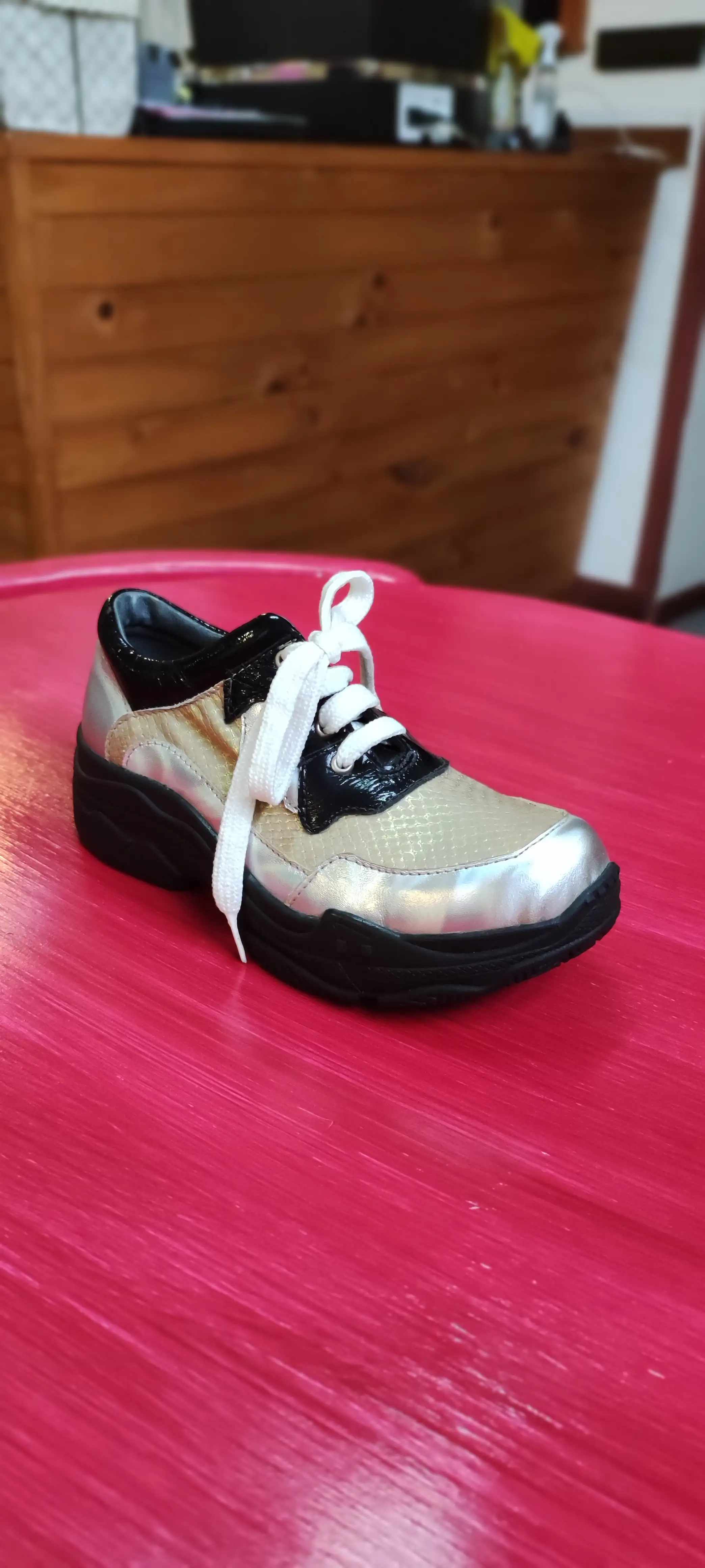 Zapatilla negra con dorado y plateado