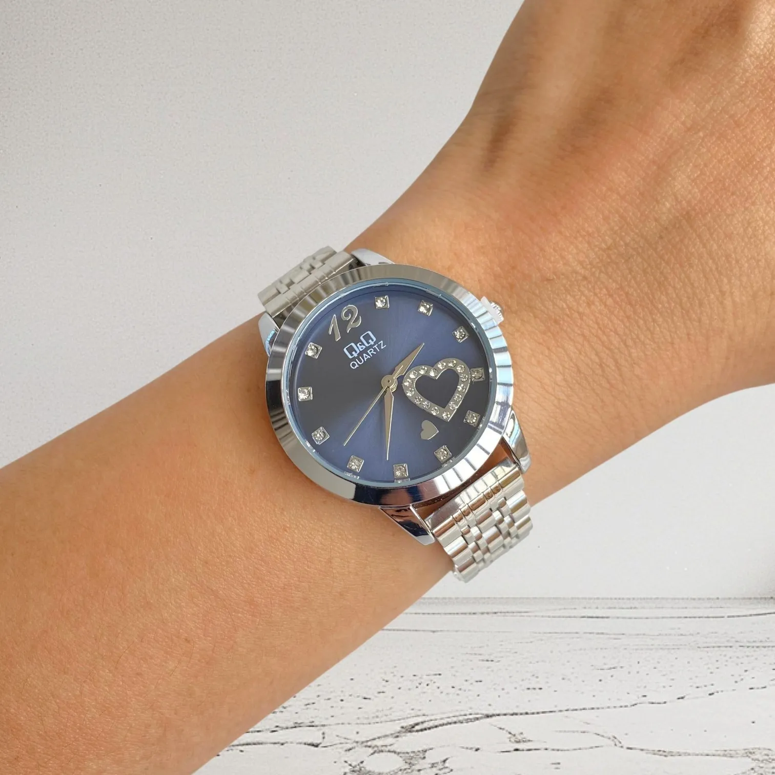 Reloj Q&Q Original Acero Redondo Plateado Fondo Azul 2