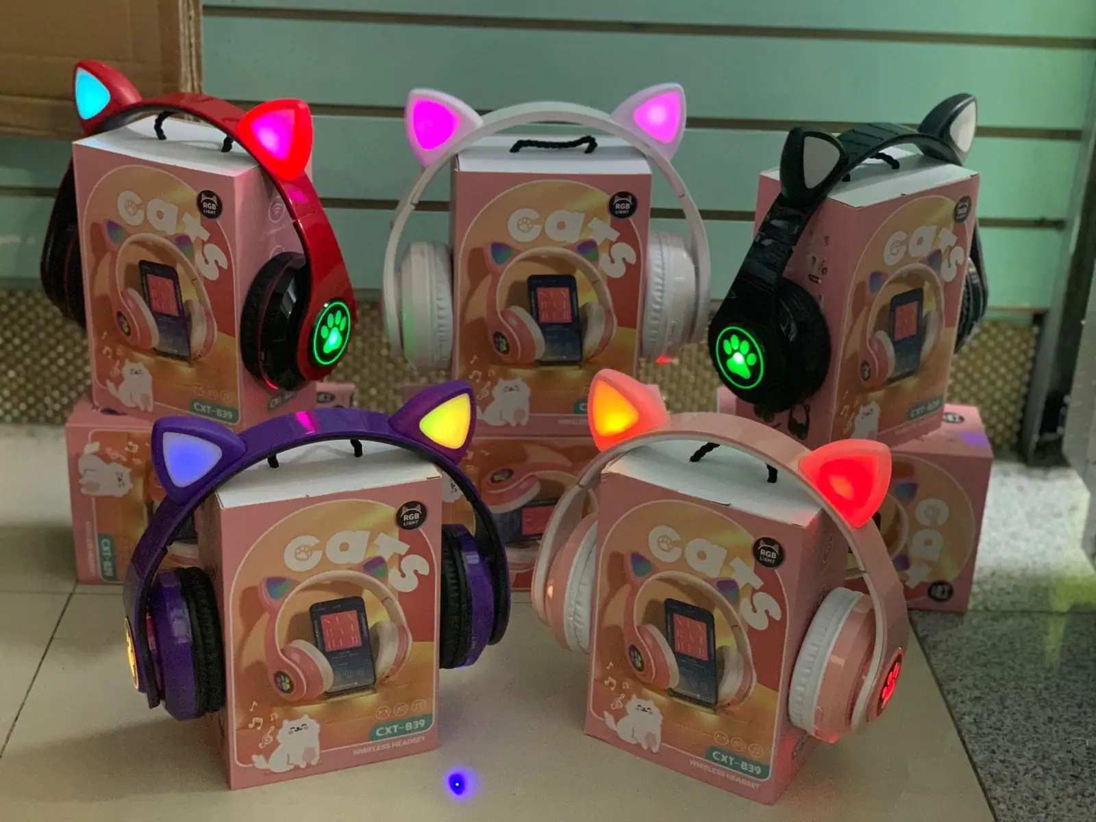 Audífono gatita iluminado🔉🌈