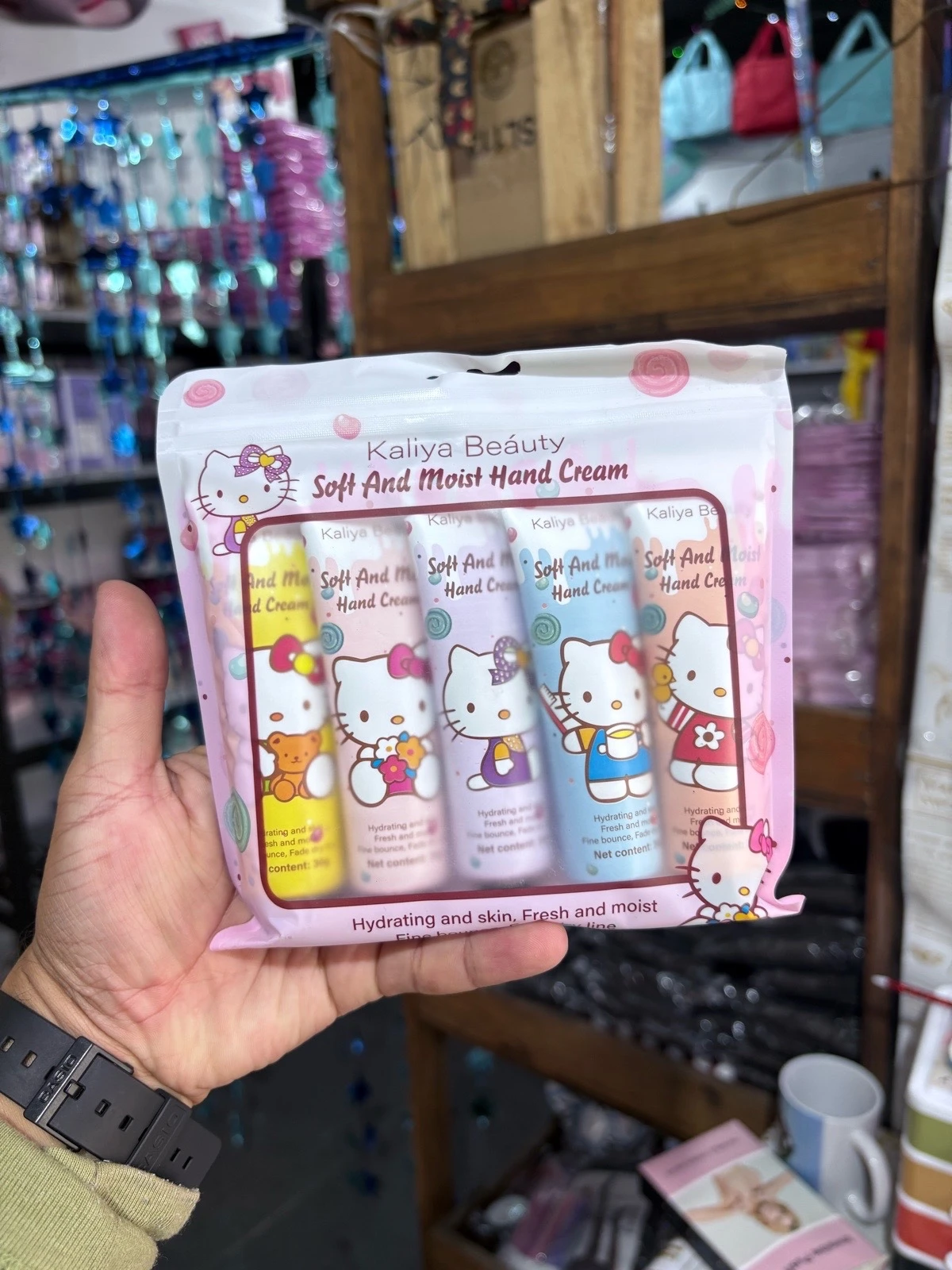 Set de Cremas para Manos Hello Kitty Kaliya Beauty 30g - Hidratación y Suavidad 2