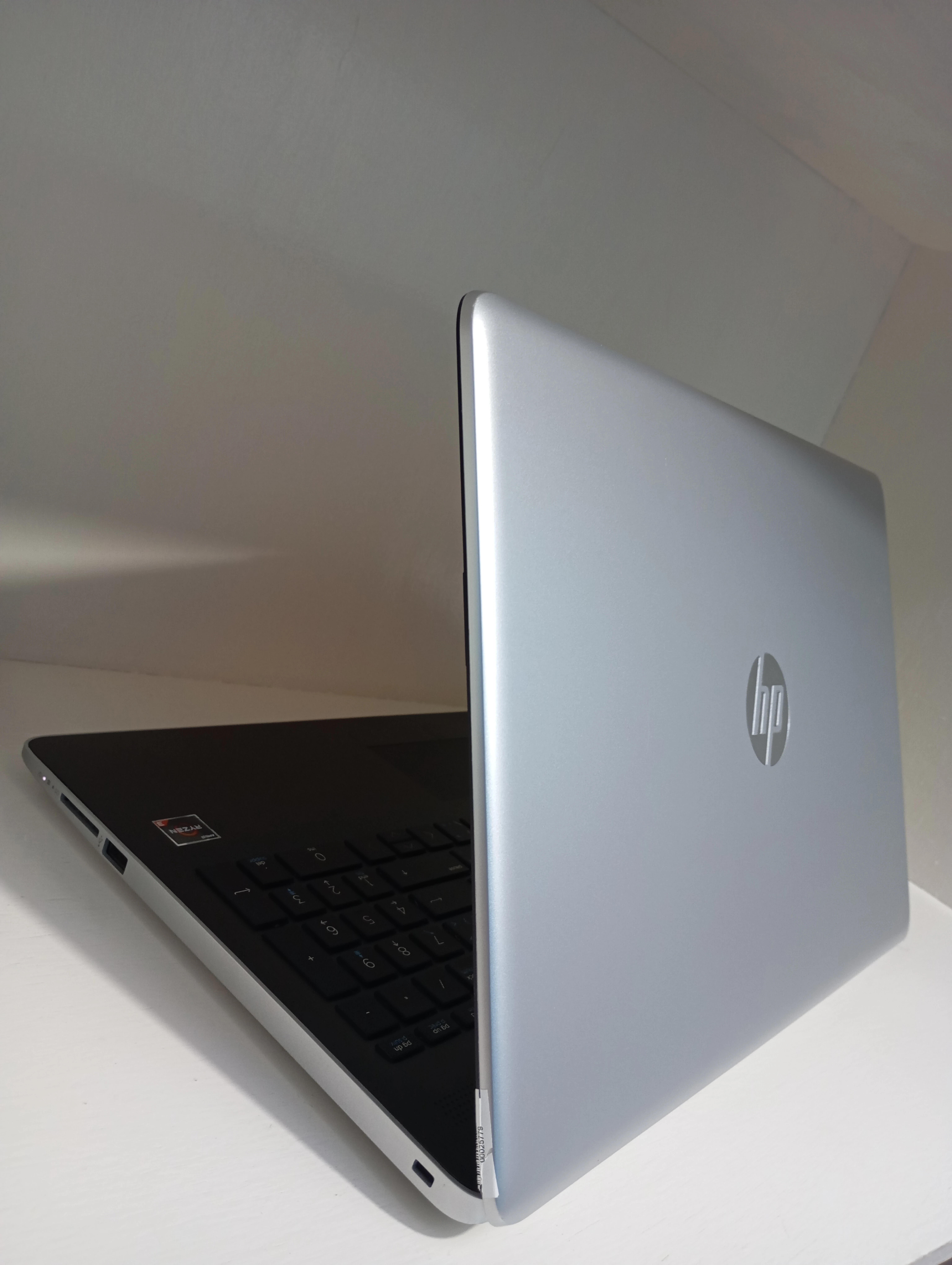 Hp Ryzen 3 Gris / Negro 8/120 Sin Detalles  7