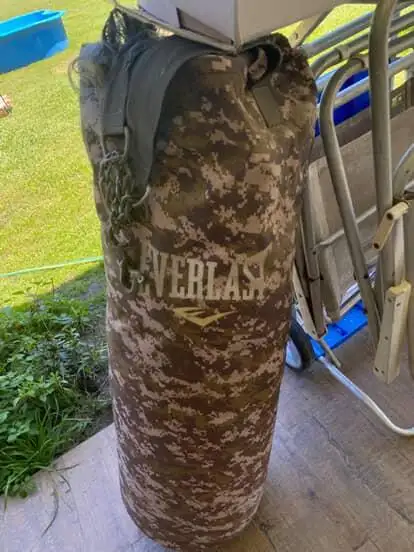bolsa de boxeo everlast con detalle  en linga de soporte , con peso incluido 2