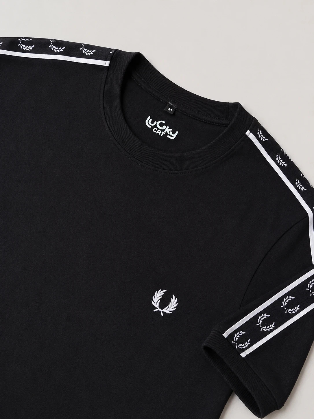 Camiseta negra cinta laureles con negro
