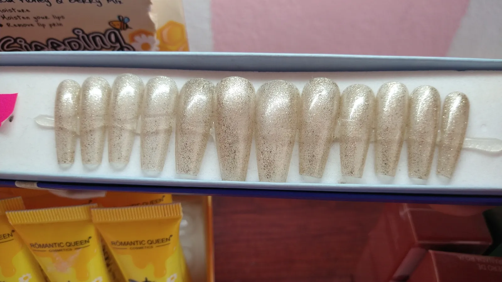 Uñas brillo dorado
