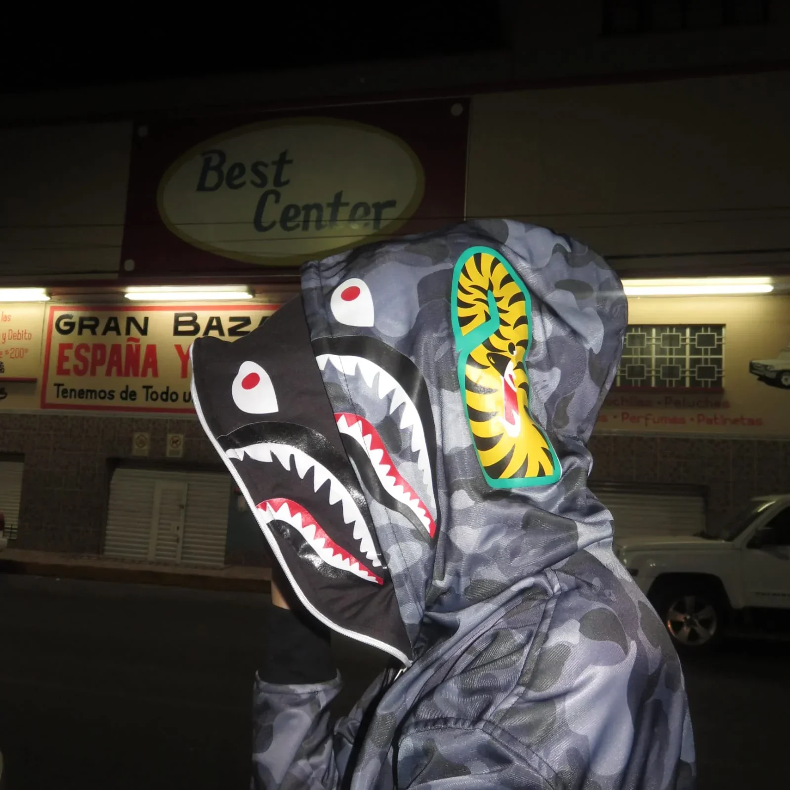 Chamarra doble gorro shark negra moteada 6