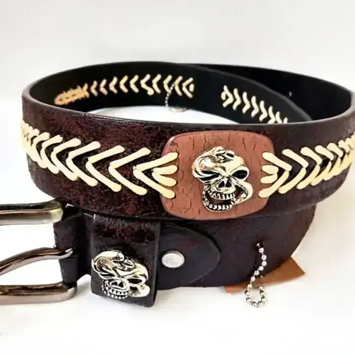 Black Metal  correas, pirámides , calavera  3