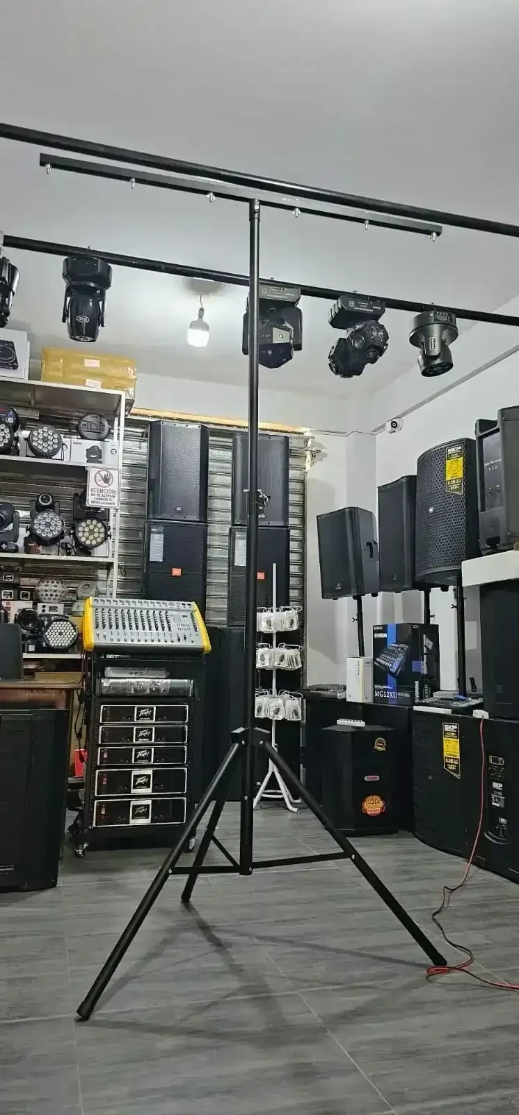 Estructura de luces en forma de T  Todo el cuerpo y los seguros son 100% de fierro nada de plástico 3