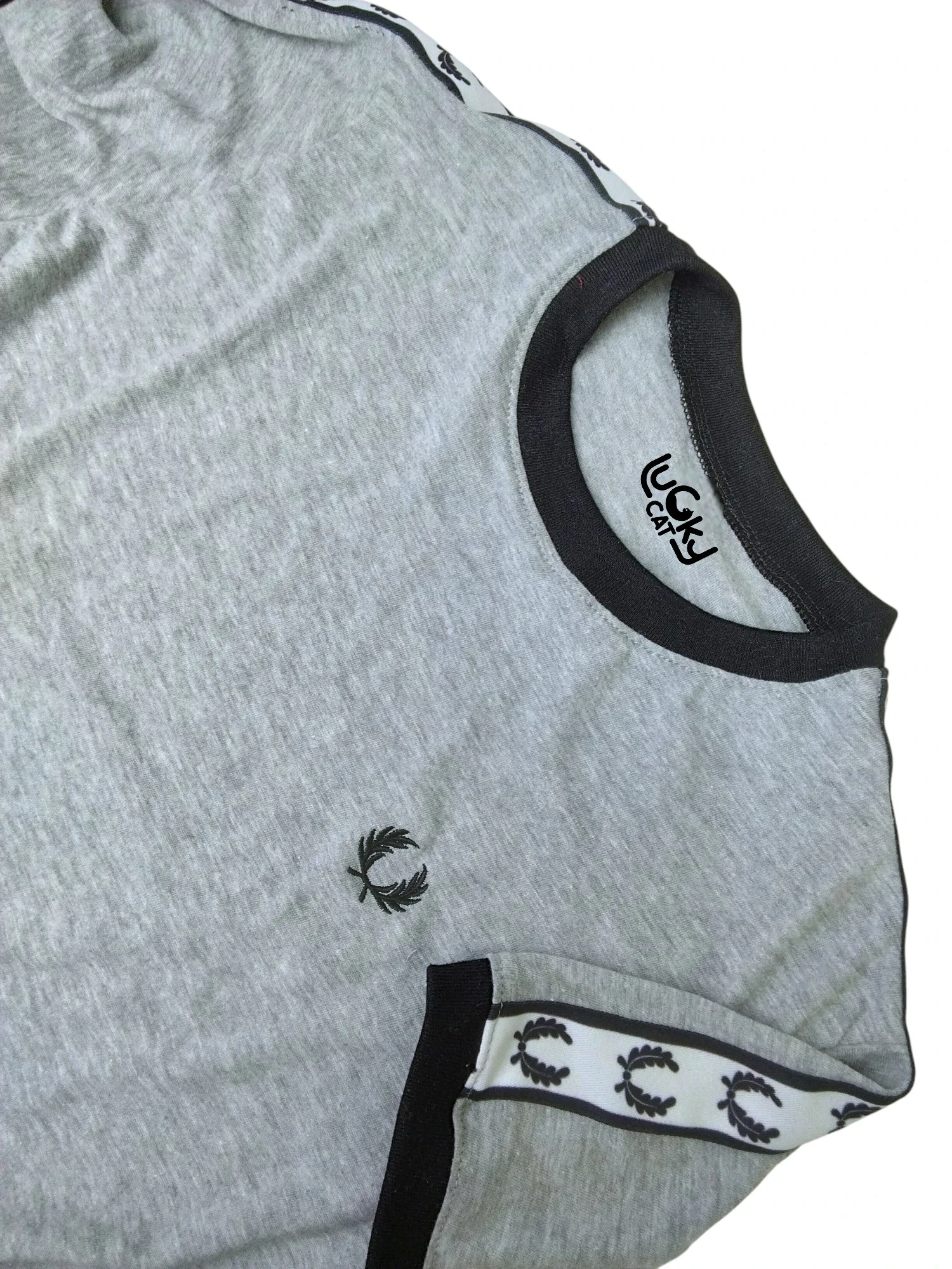 Camiseta gris claro con cinta de laureles 