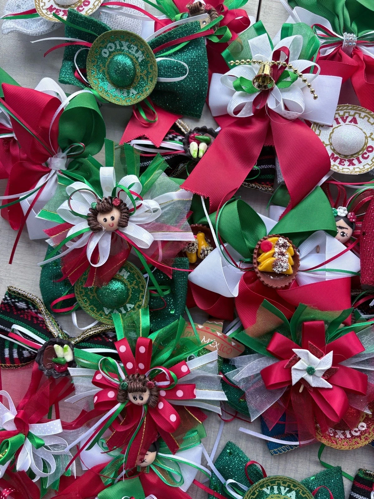 Moño Patrio Mexicano Artesanal con Sombrerito y Cascabeles – Accesorio para Fiestas Patrias