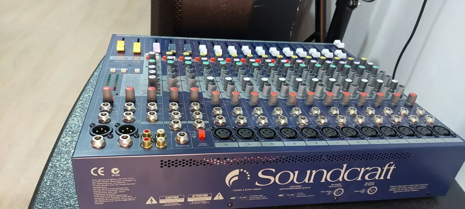 CONSOLA SOUNDCRAF DE 12 CANALES  2