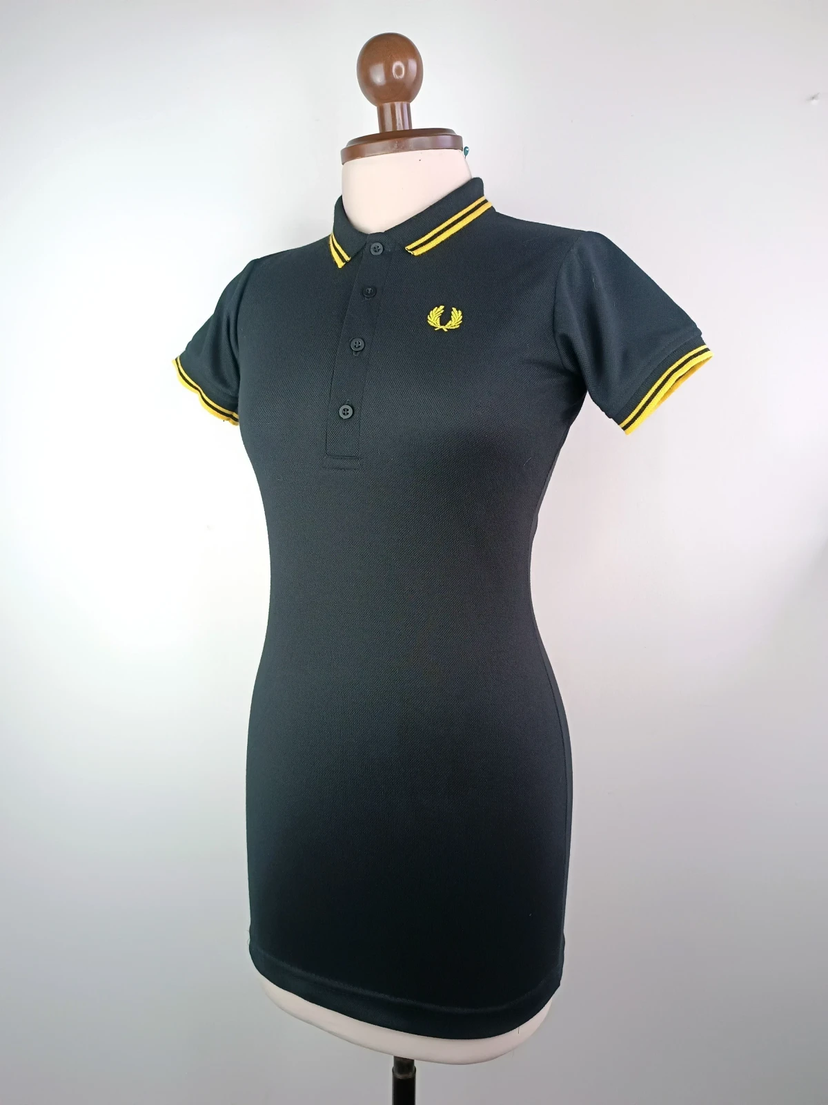 Vestido tipo polo negro con amarillo 