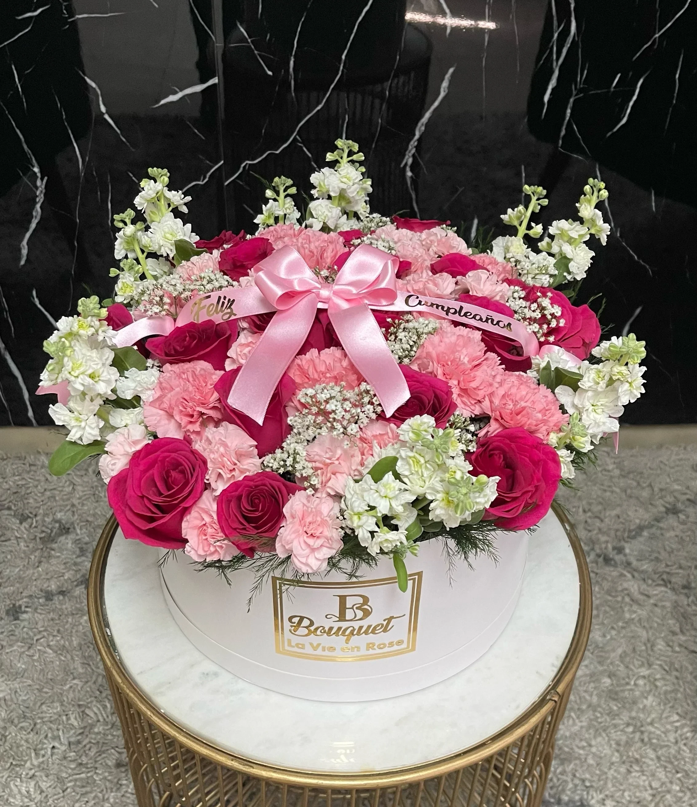 Bouquet con cinta personalizada, rosas y claveles  2