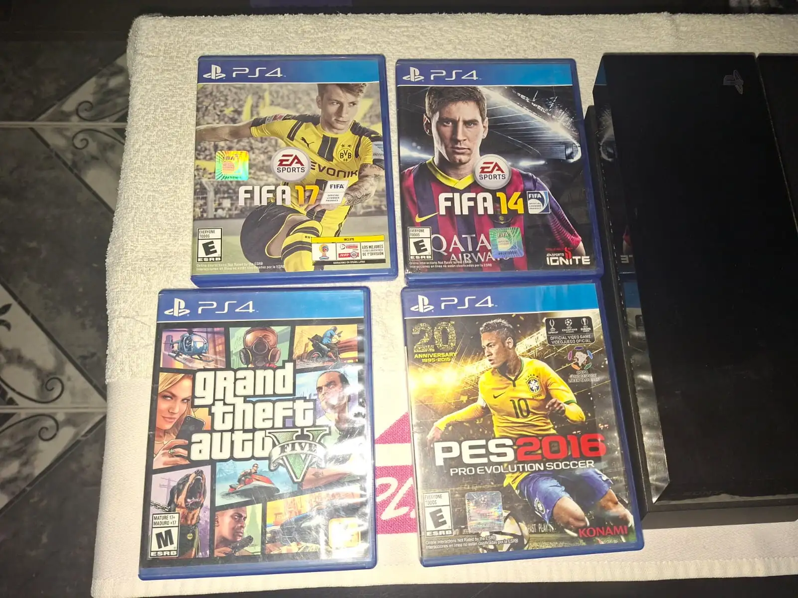 Play 4 de 500 gb  Solo juegos físicos y 1 Joystick como viene de fabrica. 2