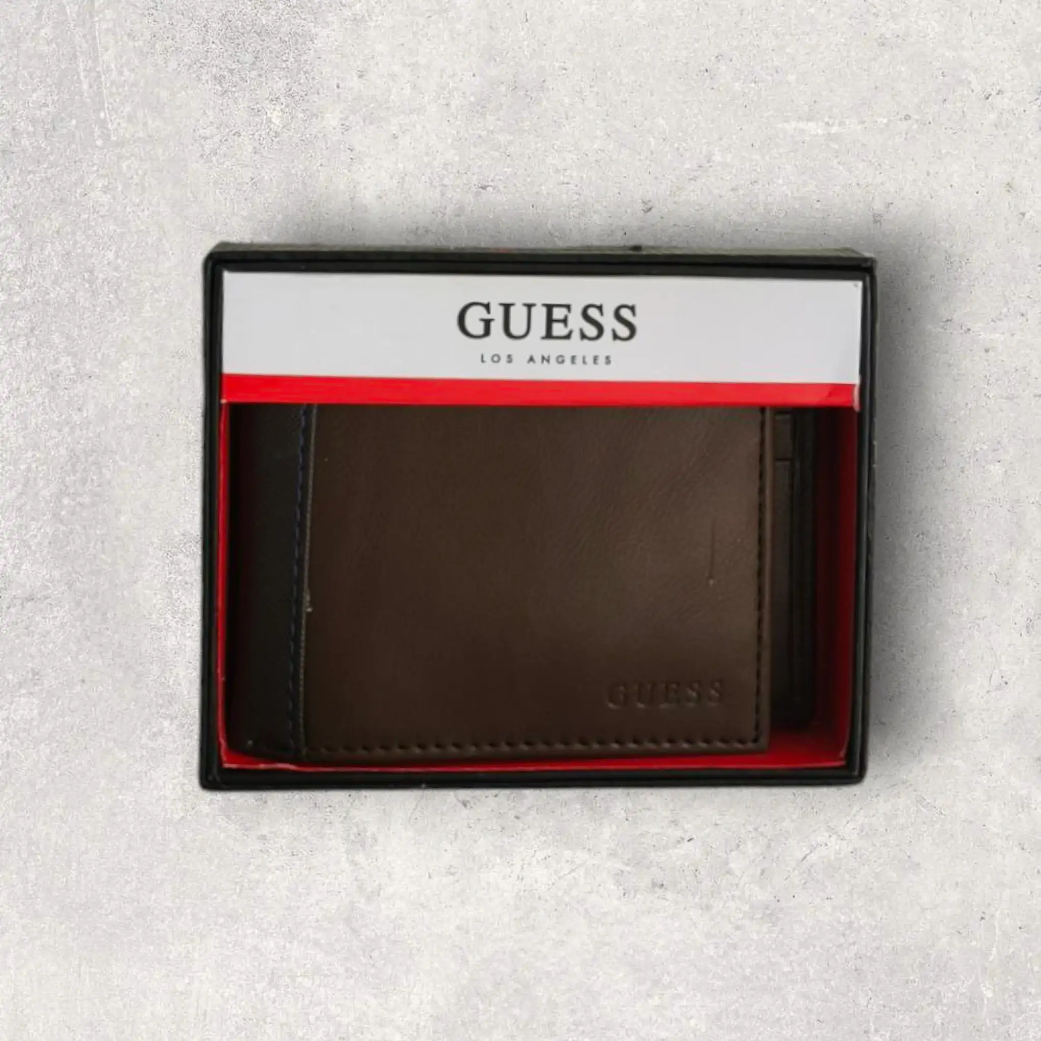 Cartera Guess color cafe oscuro 
