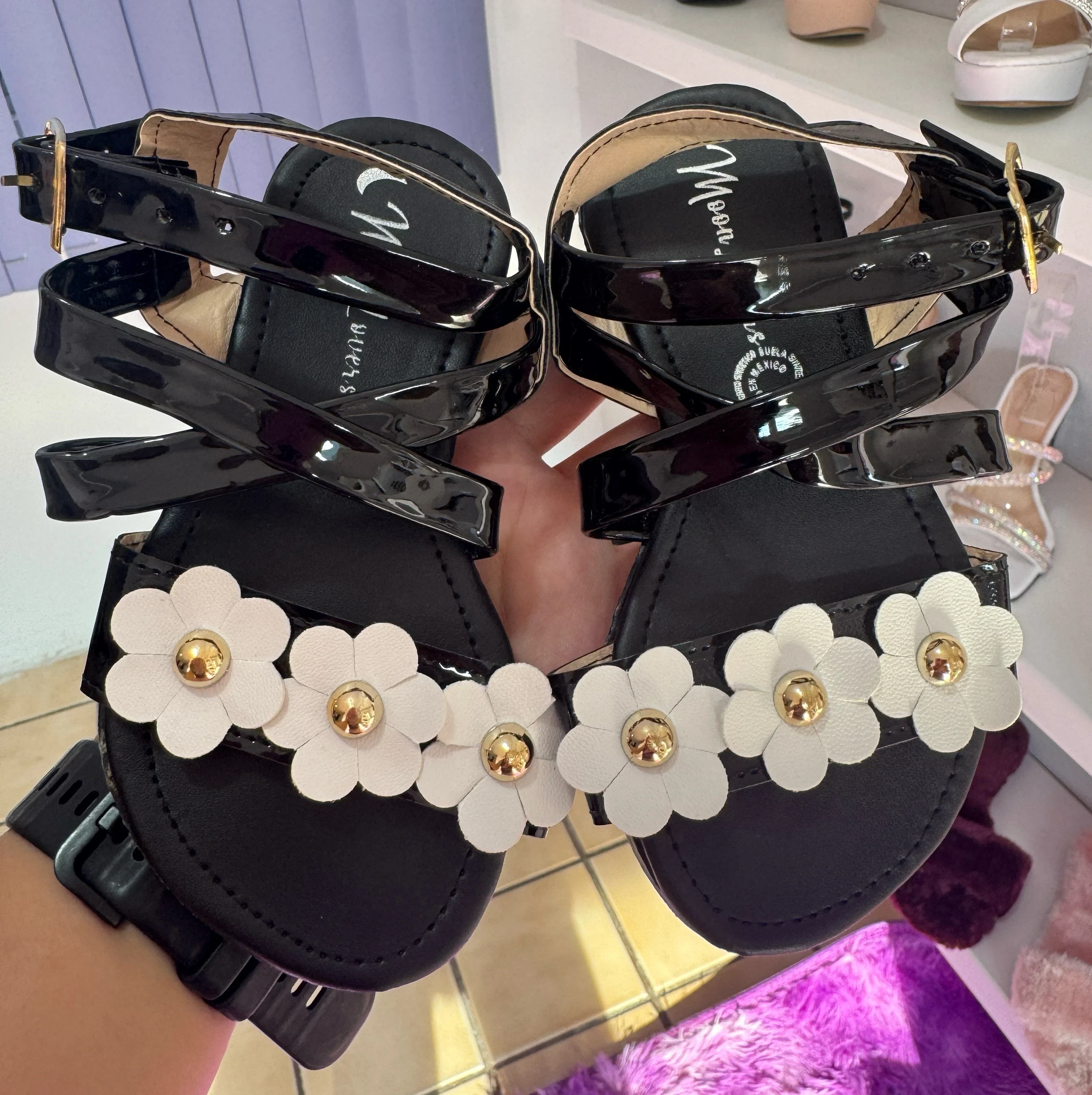 Mod.909 Sandalia niña negro charol con flores blancas