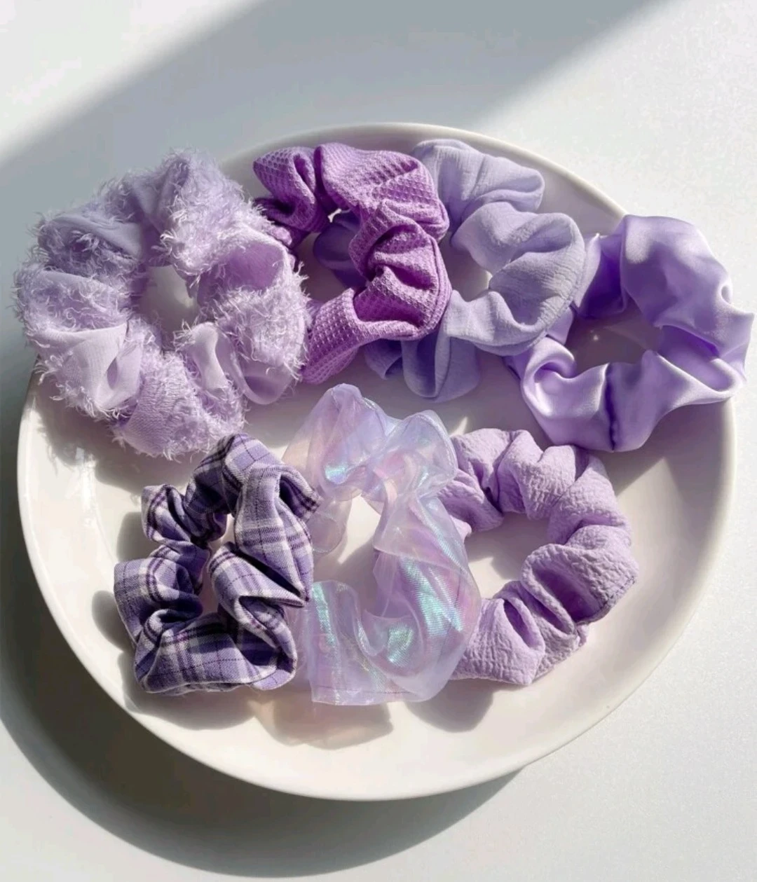 Set de 7 scrunchies en tonalidades moradad 