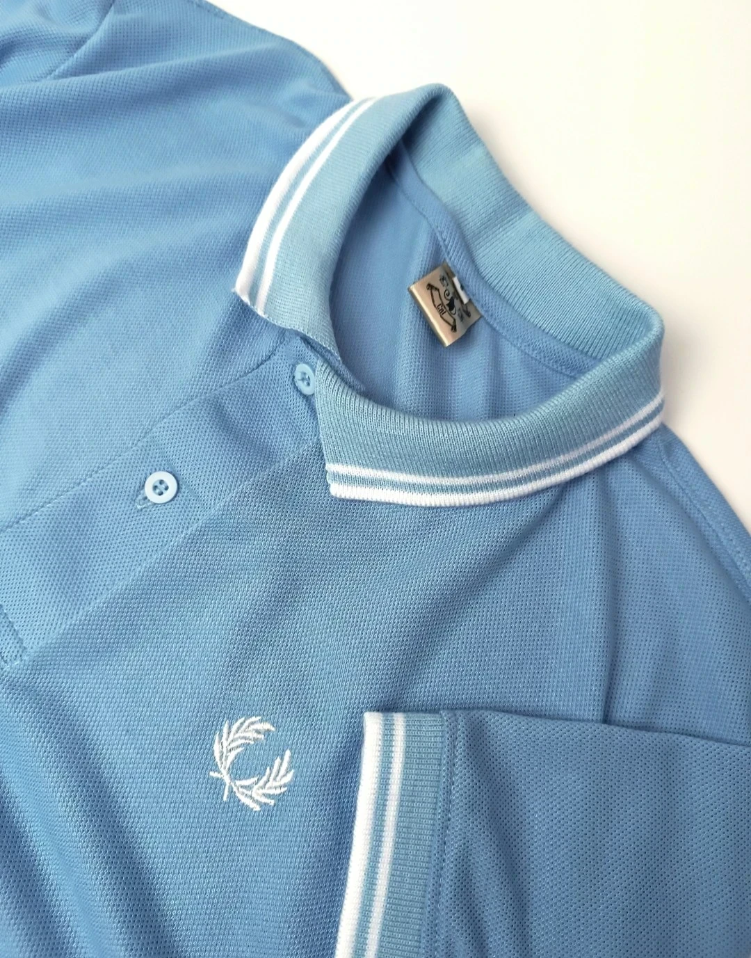 Camisa polo azul celeste con blanco 