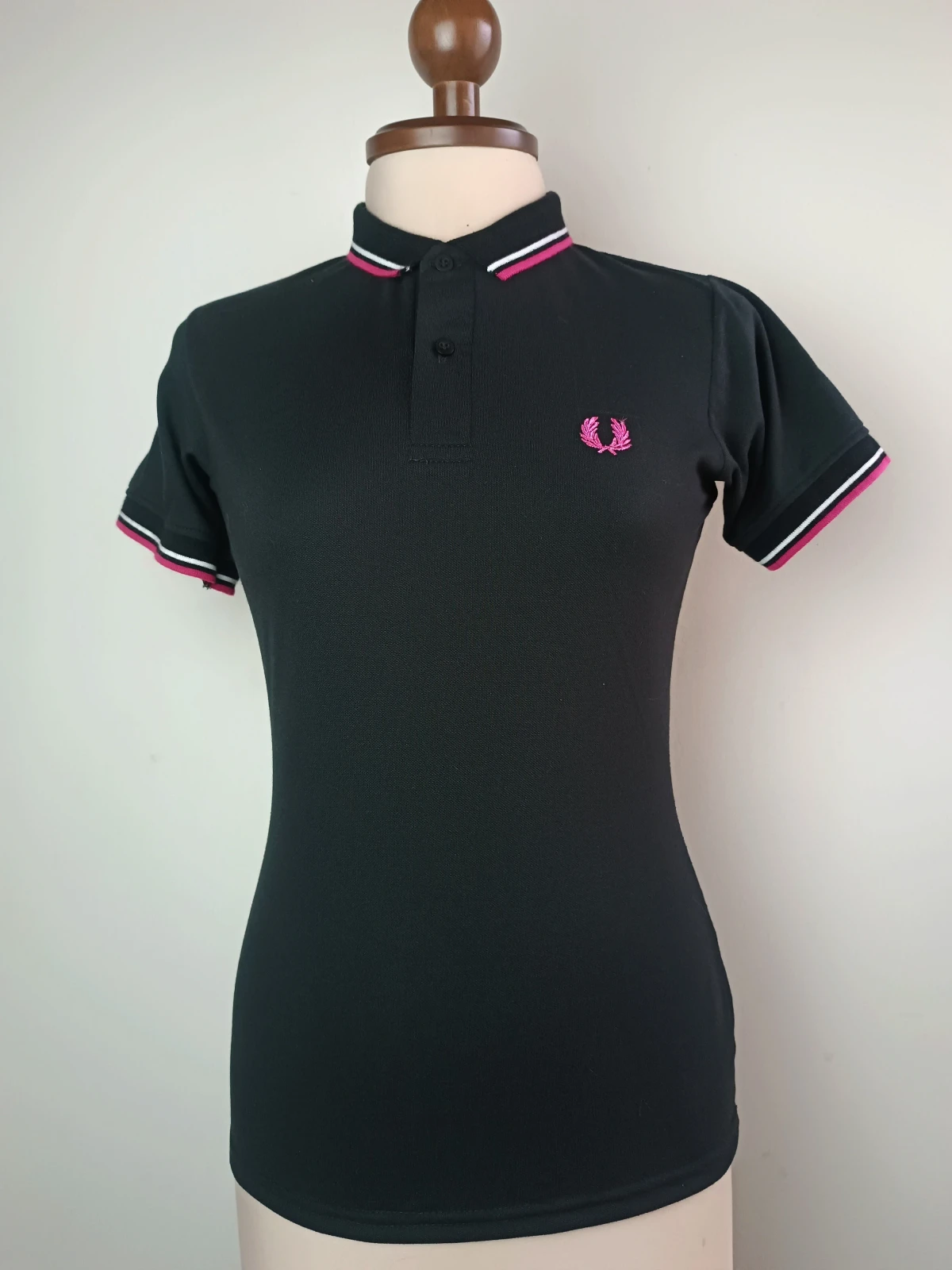 Camisa Polo negra con fucsia y blanco