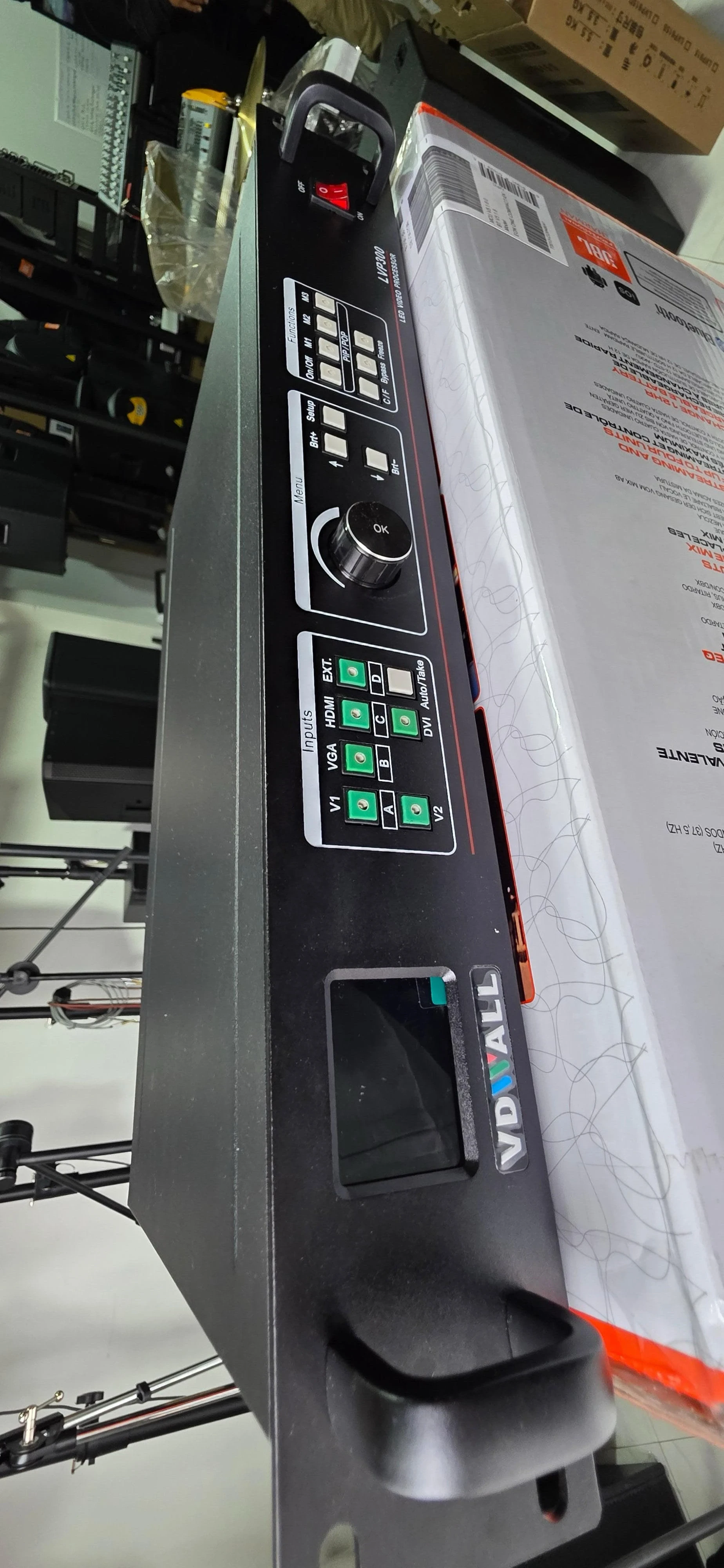 - PROCESADOR DE VIDEO LVP-300 con una salida de video  4