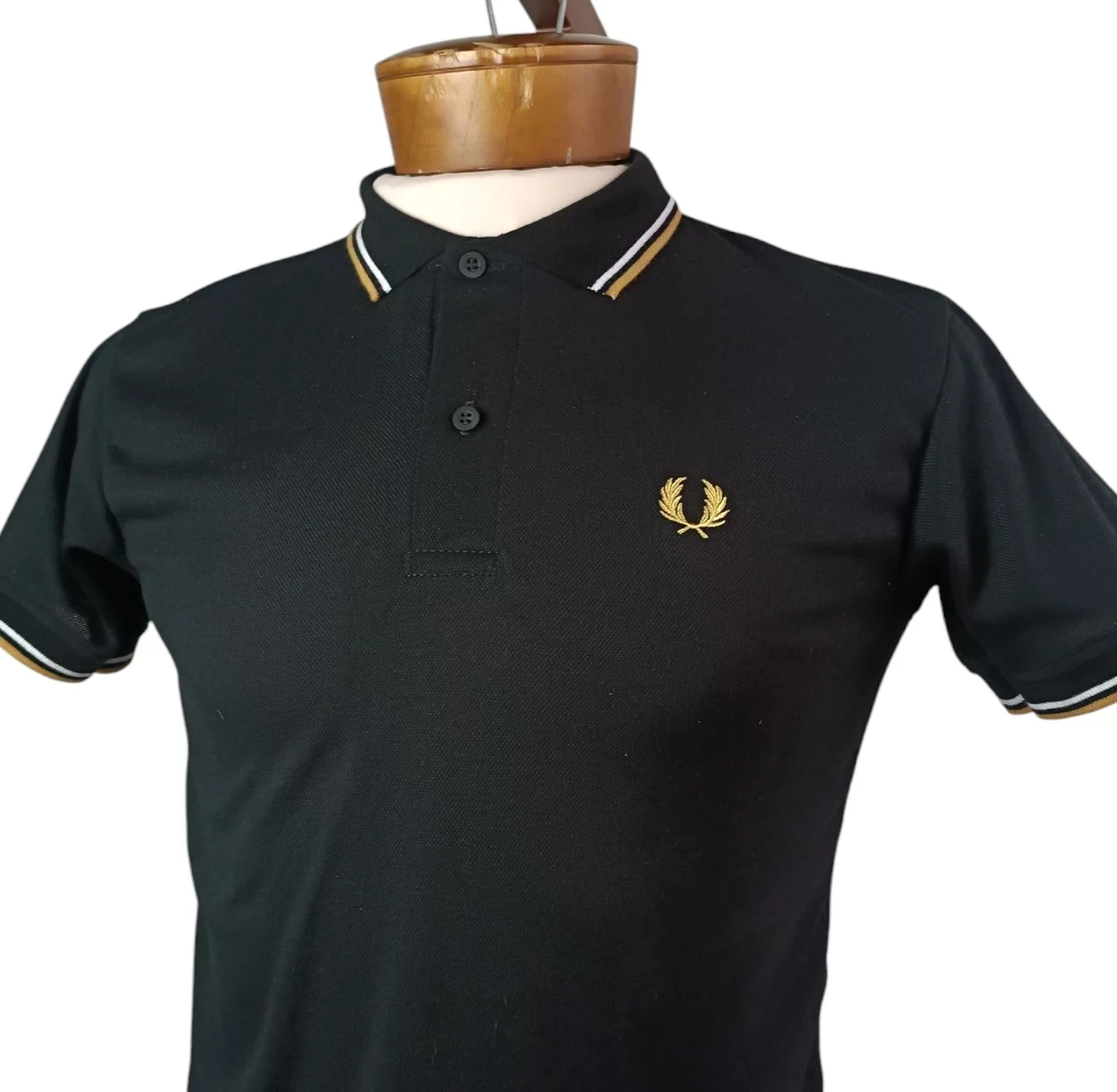 Camisa Polo  negra con dorado y blanco