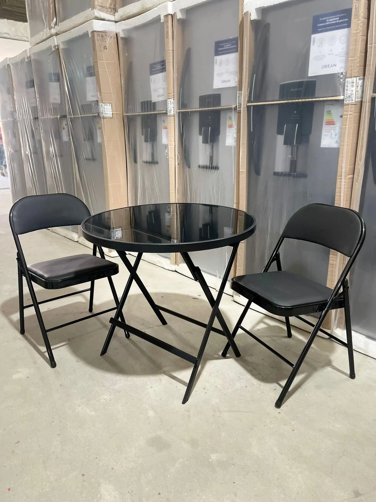 Combo mesa negra con dos sillas negras